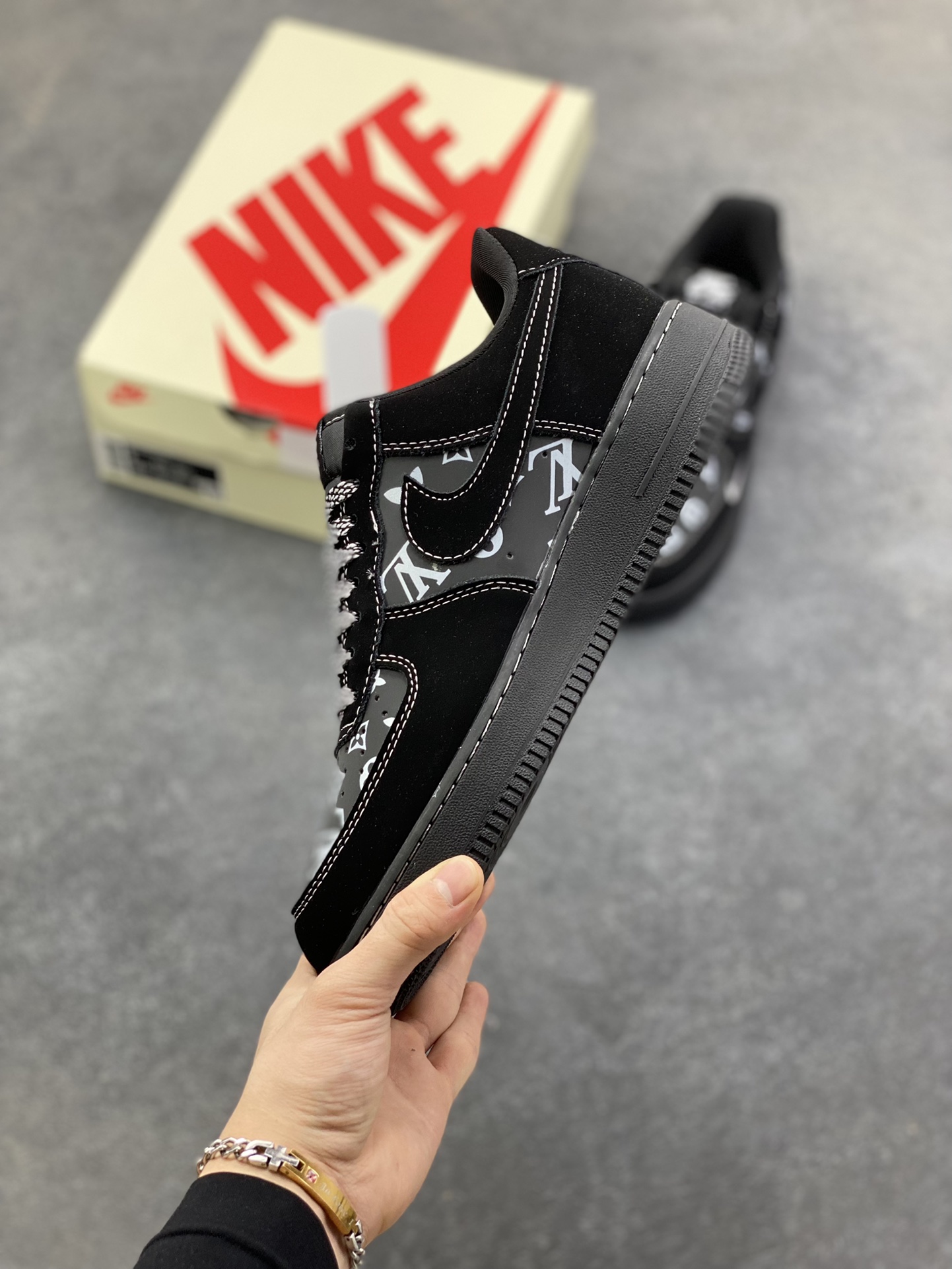 图片[3]-NIke Air Force 1 ‘07 Low “LV联名——灰黑印花”空军一号 低帮 运动鞋 休闲鞋 折边针车 工艺难度大 原楦头原纸板 原装鞋盒 定制五金配件 内置全掌气垫 原厂鞋底 货号：XL1979-126 尺码：36 36.5 37.5 38 38.5 39 40 40.5 41 42 42.5 43 44 44.5 45-选品中心