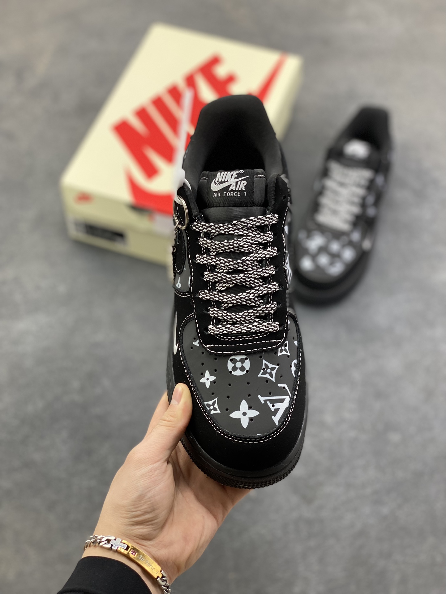 图片[2]-NIke Air Force 1 ‘07 Low “LV联名——灰黑印花”空军一号 低帮 运动鞋 休闲鞋 折边针车 工艺难度大 原楦头原纸板 原装鞋盒 定制五金配件 内置全掌气垫 原厂鞋底 货号：XL1979-126 尺码：36 36.5 37.5 38 38.5 39 40 40.5 41 42 42.5 43 44 44.5 45-选品中心