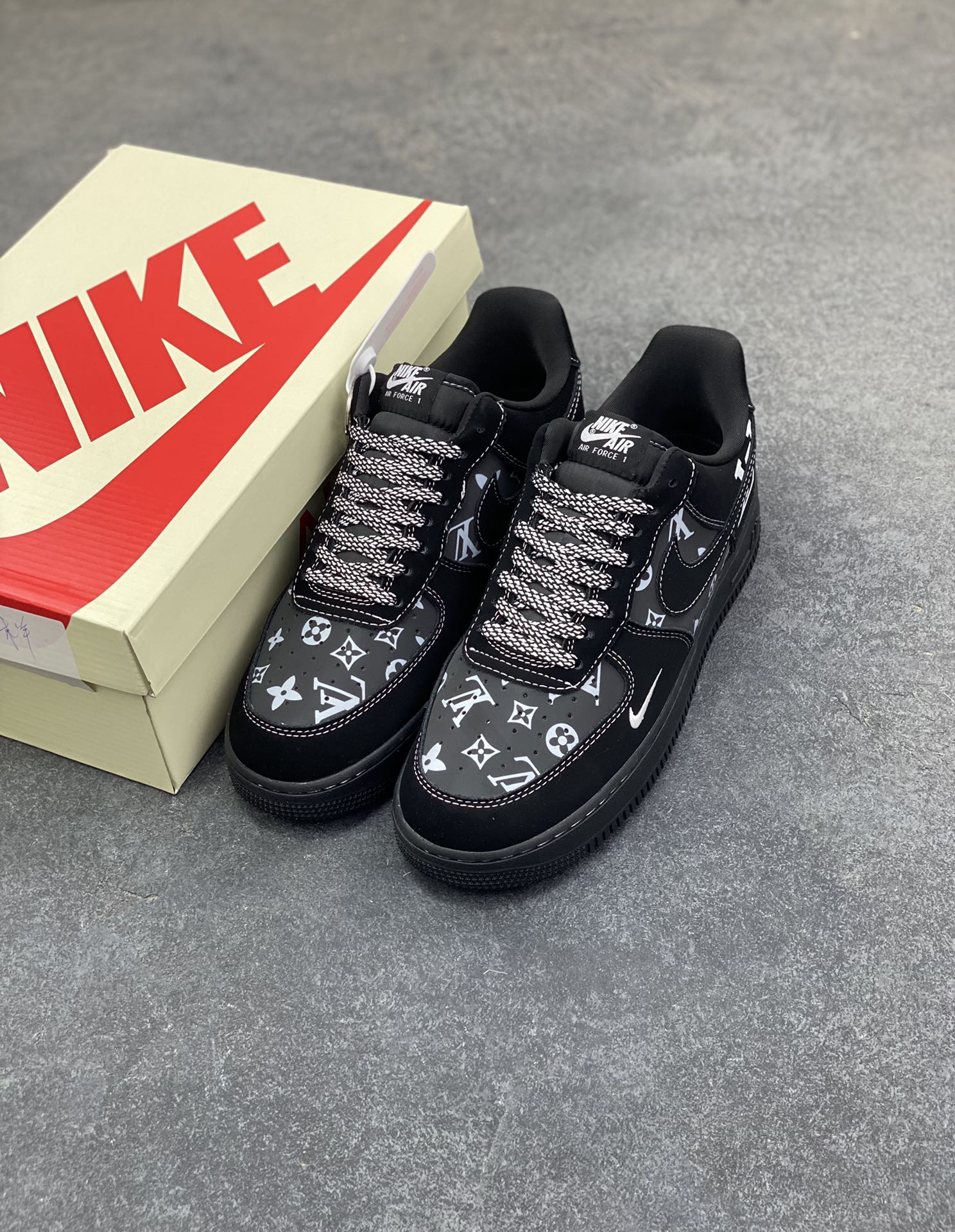 图片[8]-NIke Air Force 1 ‘07 Low “LV联名——灰黑印花”空军一号 低帮 运动鞋 休闲鞋 折边针车 工艺难度大 原楦头原纸板 原装鞋盒 定制五金配件 内置全掌气垫 原厂鞋底 货号：XL1979-126 尺码：36 36.5 37.5 38 38.5 39 40 40.5 41 42 42.5 43 44 44.5 45-选品中心