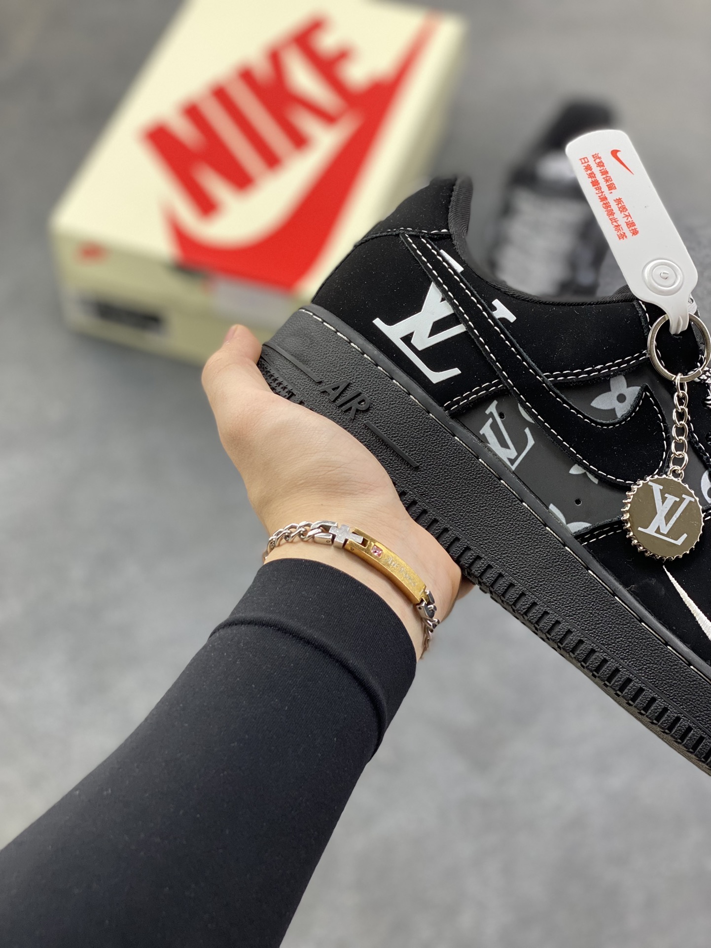 图片[6]-NIke Air Force 1 ‘07 Low “LV联名——灰黑印花”空军一号 低帮 运动鞋 休闲鞋 折边针车 工艺难度大 原楦头原纸板 原装鞋盒 定制五金配件 内置全掌气垫 原厂鞋底 货号：XL1979-126 尺码：36 36.5 37.5 38 38.5 39 40 40.5 41 42 42.5 43 44 44.5 45-选品中心