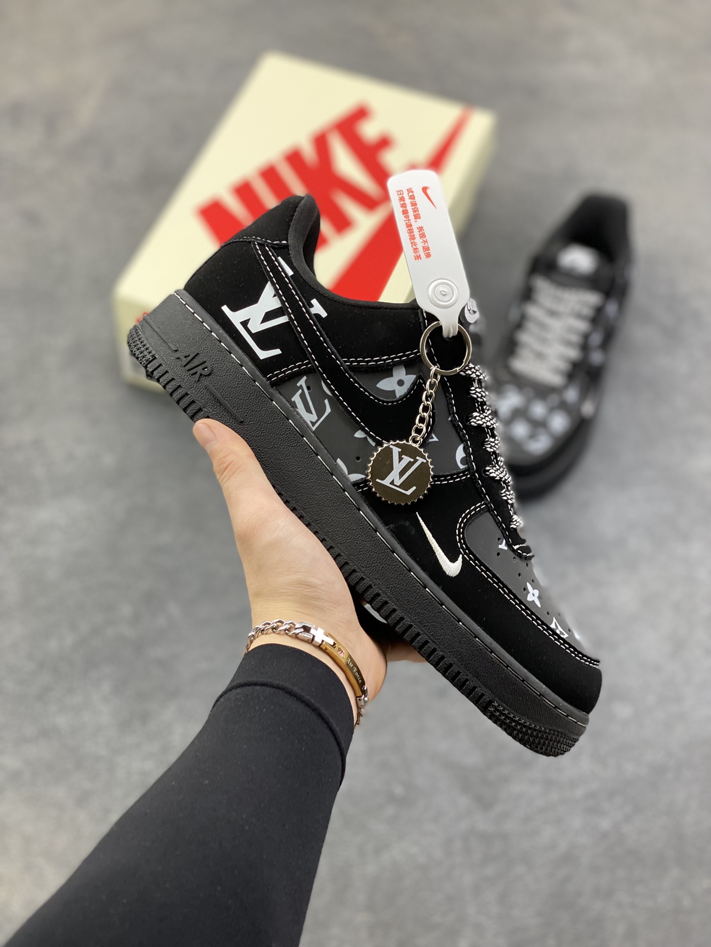 NIke Air Force 1 ‘07 Low “LV联名——灰黑印花”空军一号 低帮 运动鞋 休闲鞋 折边针车 工艺难度大 原楦头原纸板 原装鞋盒 定制五金配件 内置全掌气垫 原厂鞋底 货号：XL1979-126 尺码：36 36.5 37.5 38 38.5 39 40 40.5 41 42 42.5 43 44 44.5 45-选品中心