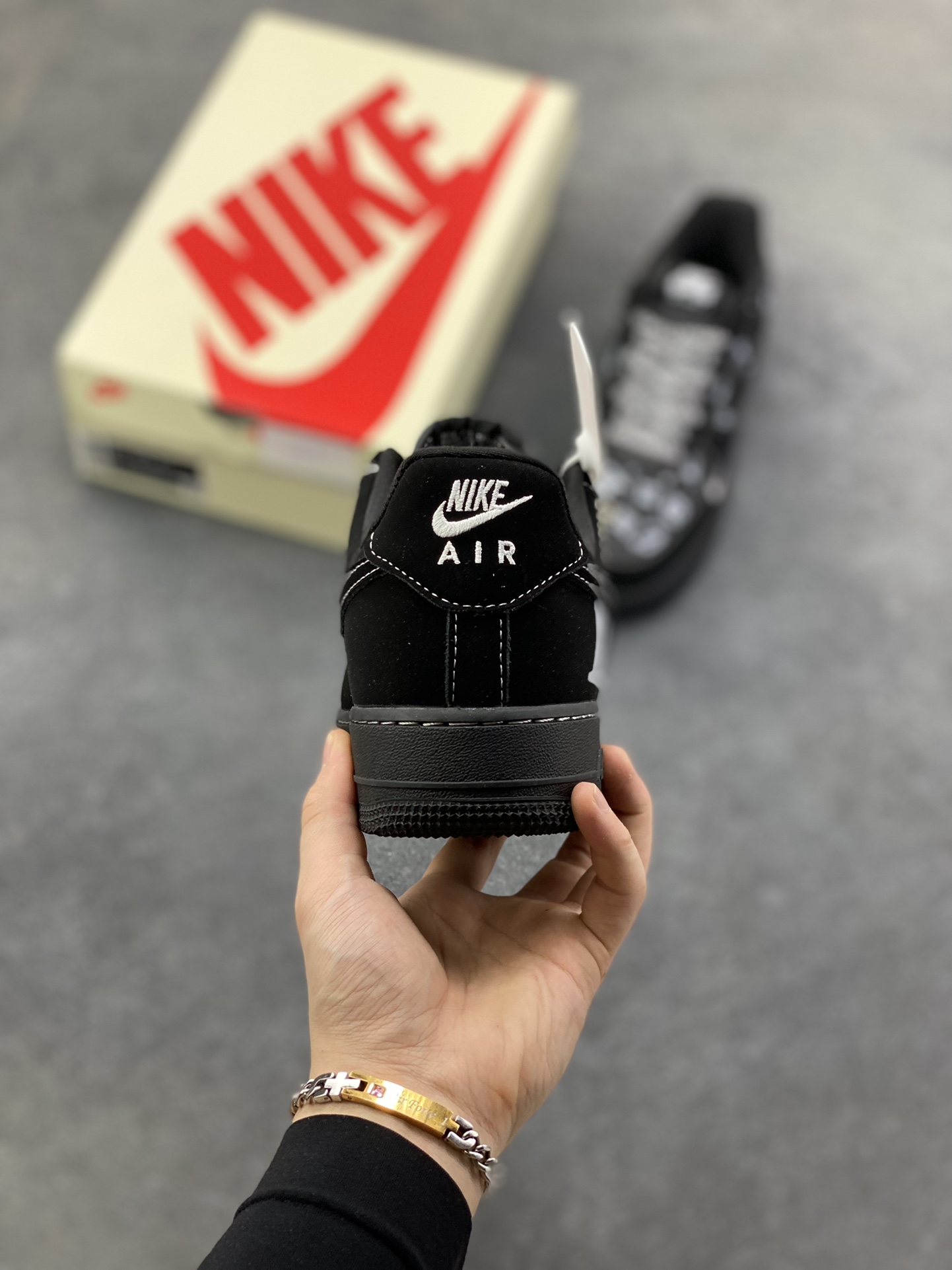 图片[4]-NIke Air Force 1 ‘07 Low “LV联名——灰黑印花”空军一号 低帮 运动鞋 休闲鞋 折边针车 工艺难度大 原楦头原纸板 原装鞋盒 定制五金配件 内置全掌气垫 原厂鞋底 货号：XL1979-126 尺码：36 36.5 37.5 38 38.5 39 40 40.5 41 42 42.5 43 44 44.5 45-选品中心
