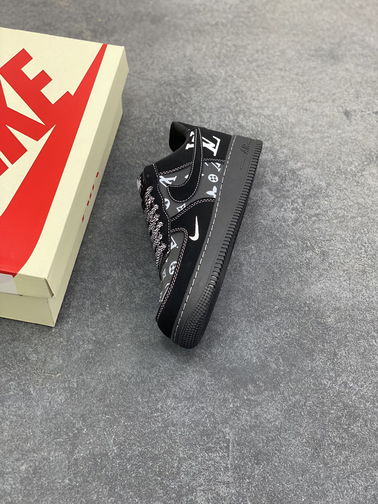 图片[7]-NIke Air Force 1 ‘07 Low “LV联名——灰黑印花”空军一号 低帮 运动鞋 休闲鞋 折边针车 工艺难度大 原楦头原纸板 原装鞋盒 定制五金配件 内置全掌气垫 原厂鞋底 货号：XL1979-126 尺码：36 36.5 37.5 38 38.5 39 40 40.5 41 42 42.5 43 44 44.5 45-选品中心