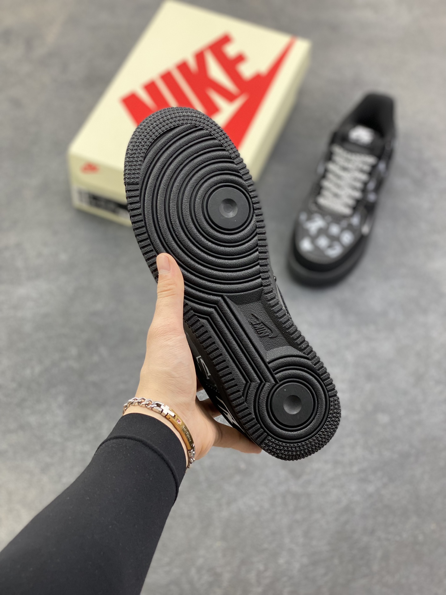 图片[5]-NIke Air Force 1 ‘07 Low “LV联名——灰黑印花”空军一号 低帮 运动鞋 休闲鞋 折边针车 工艺难度大 原楦头原纸板 原装鞋盒 定制五金配件 内置全掌气垫 原厂鞋底 货号：XL1979-126 尺码：36 36.5 37.5 38 38.5 39 40 40.5 41 42 42.5 43 44 44.5 45-选品中心