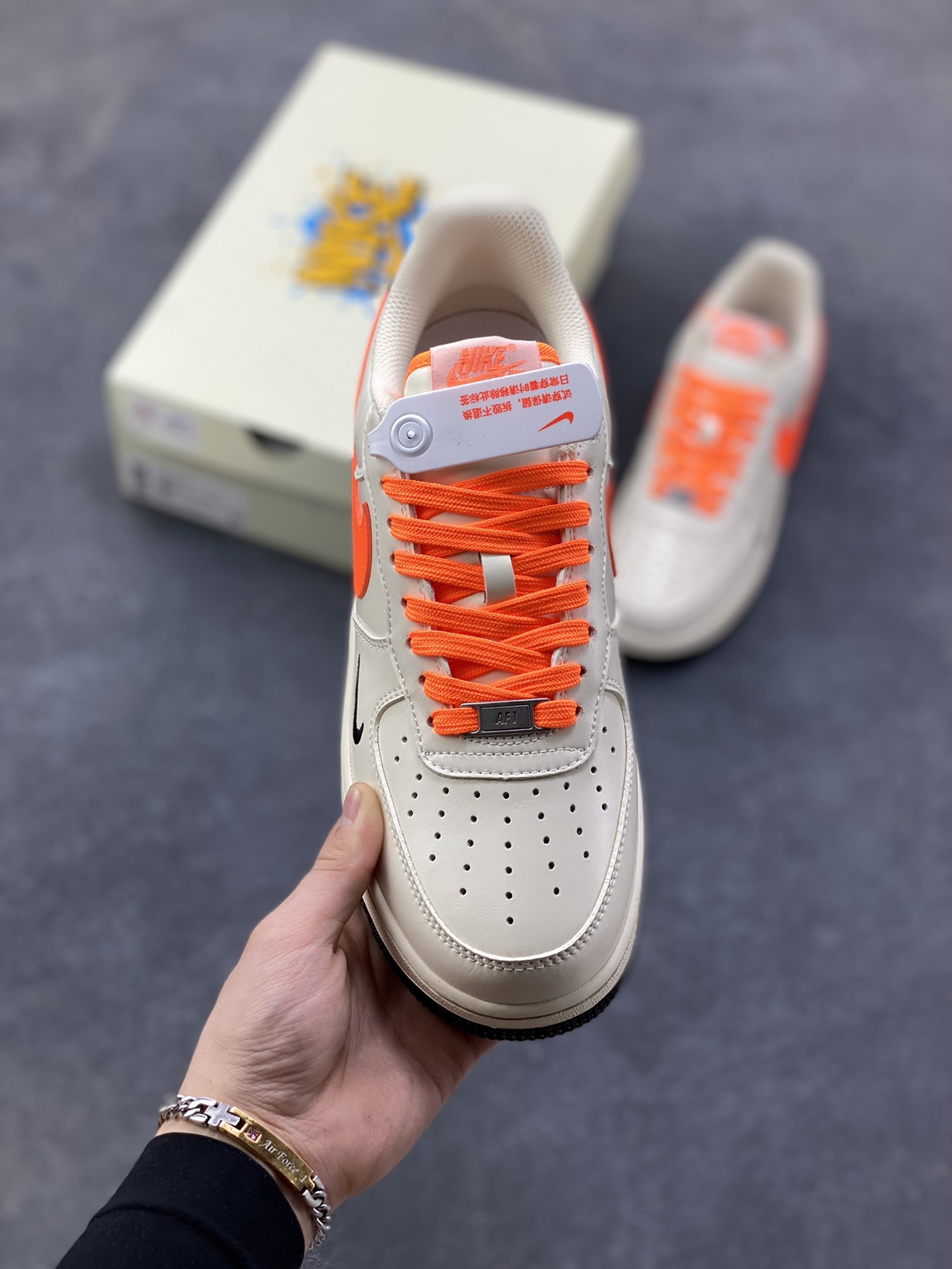 图片[2]-NIke Air Force 1 ‘07 Low 米白艳橙 空军一号低帮 运动鞋 休闲鞋 折边针车 工艺难度大 原楦头原纸板 高端定制鞋盒 原厂鞋底 超高清洁度 细节完美 货号：NH0601-582 尺码：36 36.5 37.5 38 38.5 39 40 40.5 41 42 42.5 43 44 44.5 45-选品中心