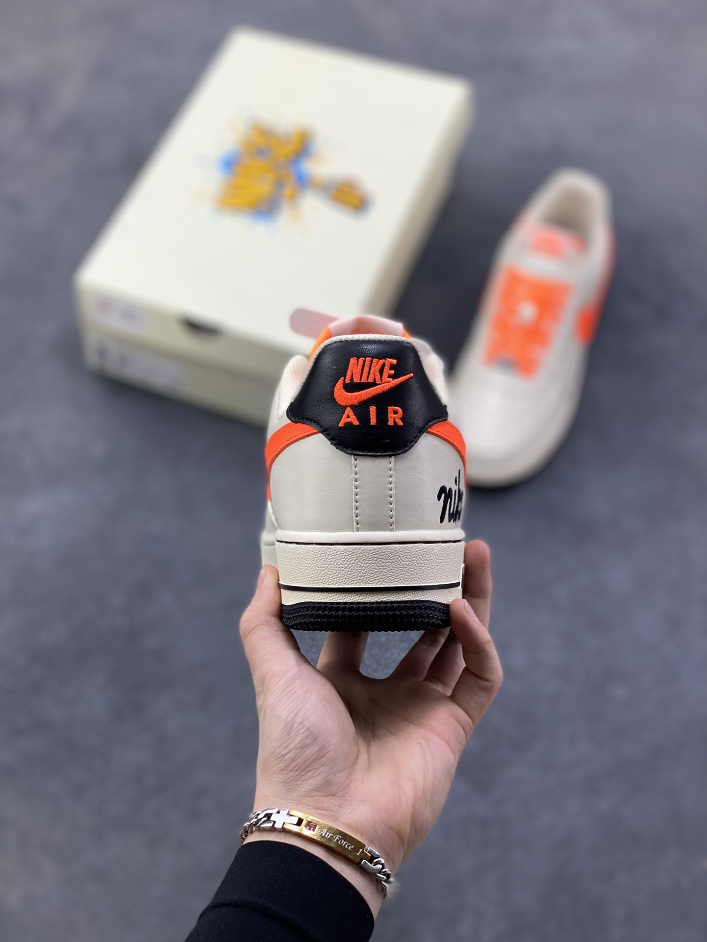 图片[4]-NIke Air Force 1 ‘07 Low 米白艳橙 空军一号低帮 运动鞋 休闲鞋 折边针车 工艺难度大 原楦头原纸板 高端定制鞋盒 原厂鞋底 超高清洁度 细节完美 货号：NH0601-582 尺码：36 36.5 37.5 38 38.5 39 40 40.5 41 42 42.5 43 44 44.5 45-选品中心