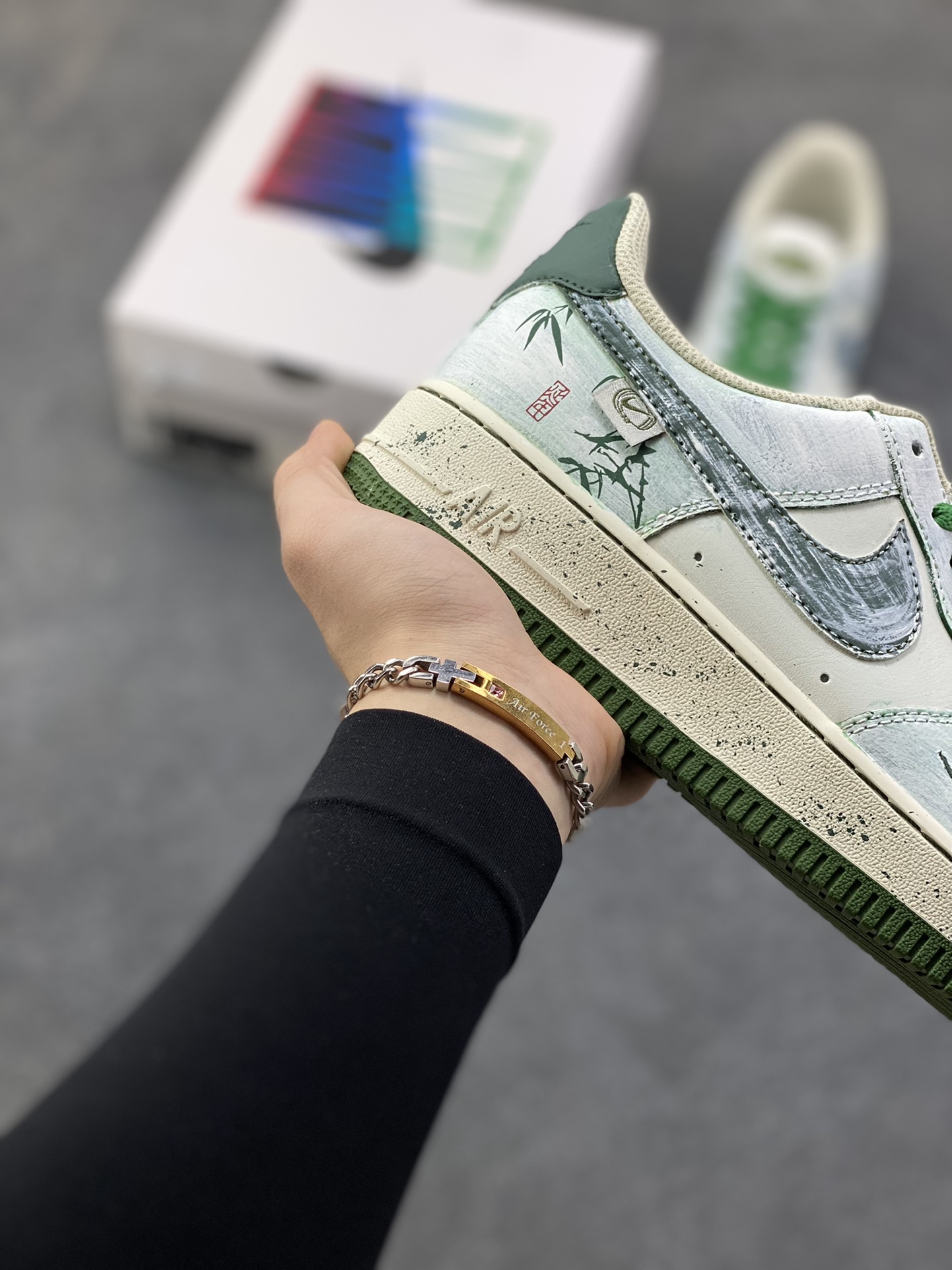 图片[6]-手绘涂鸦“青竹墨韵”Nike Air Force 1 “Bamboo in Ink Wash”空军一号定制板鞋 这双「青竹墨韵」便成了东方美学的行走载体。鞋身以浅青瓷色为底，晕染开水墨质感的竹枝纹理 ——Logo 被竹叶肌理包裹，鞋侧的竹影细节与墨色斑点呼应，搭配深竹绿鞋带与包边，恰似烟雨里的竹林意境,让街头鞋款晕染出 “宁可食无肉，不可居无竹” 的文人风骨 货号：FB1839-123 尺码： 36 36.5 37.5 38 38.5 39 40 40.5 41 42 42.5 43 44 44.5 45-选品中心
