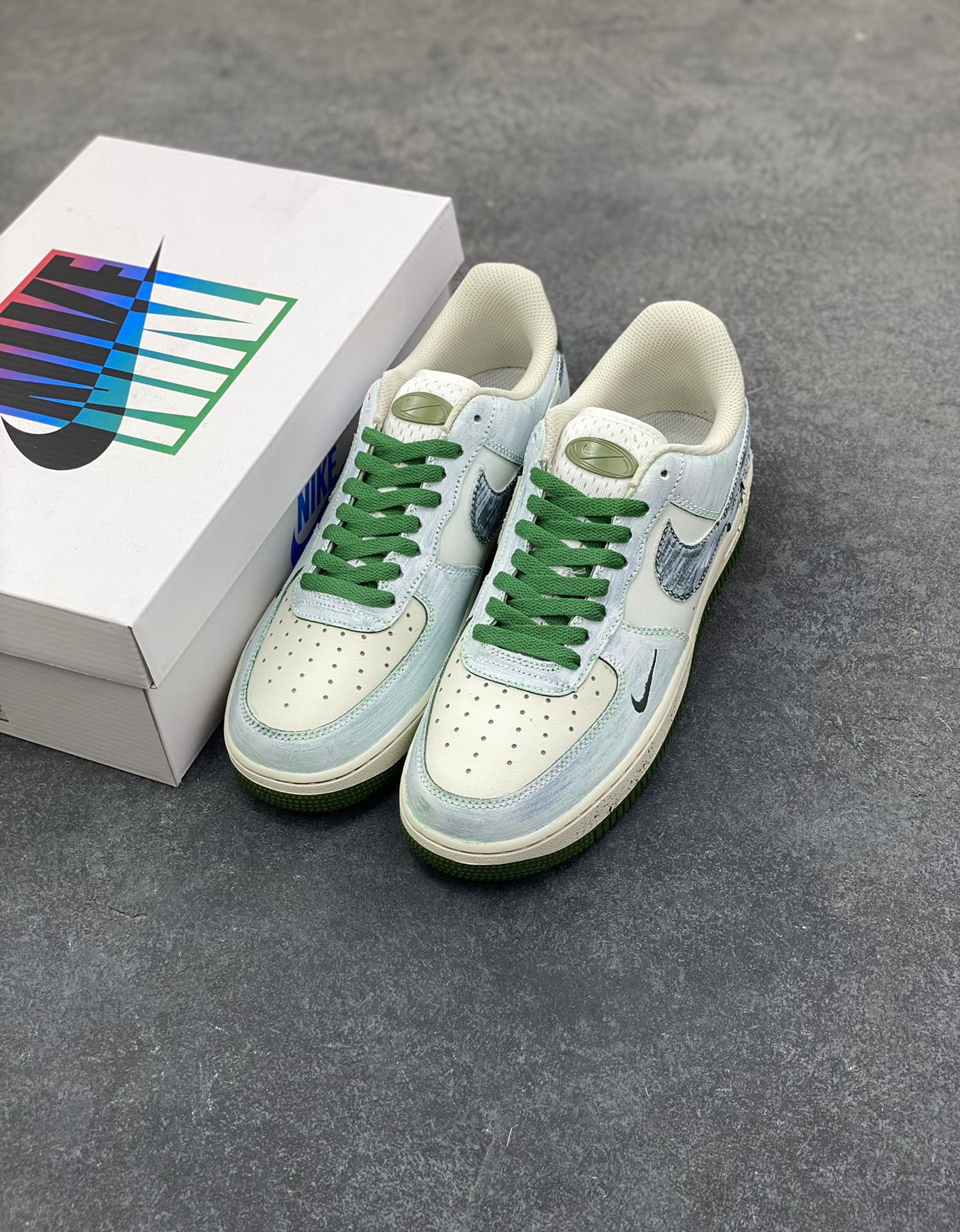 图片[8]-手绘涂鸦“青竹墨韵”Nike Air Force 1 “Bamboo in Ink Wash”空军一号定制板鞋 这双「青竹墨韵」便成了东方美学的行走载体。鞋身以浅青瓷色为底，晕染开水墨质感的竹枝纹理 ——Logo 被竹叶肌理包裹，鞋侧的竹影细节与墨色斑点呼应，搭配深竹绿鞋带与包边，恰似烟雨里的竹林意境,让街头鞋款晕染出 “宁可食无肉，不可居无竹” 的文人风骨 货号：FB1839-123 尺码： 36 36.5 37.5 38 38.5 39 40 40.5 41 42 42.5 43 44 44.5 45-选品中心