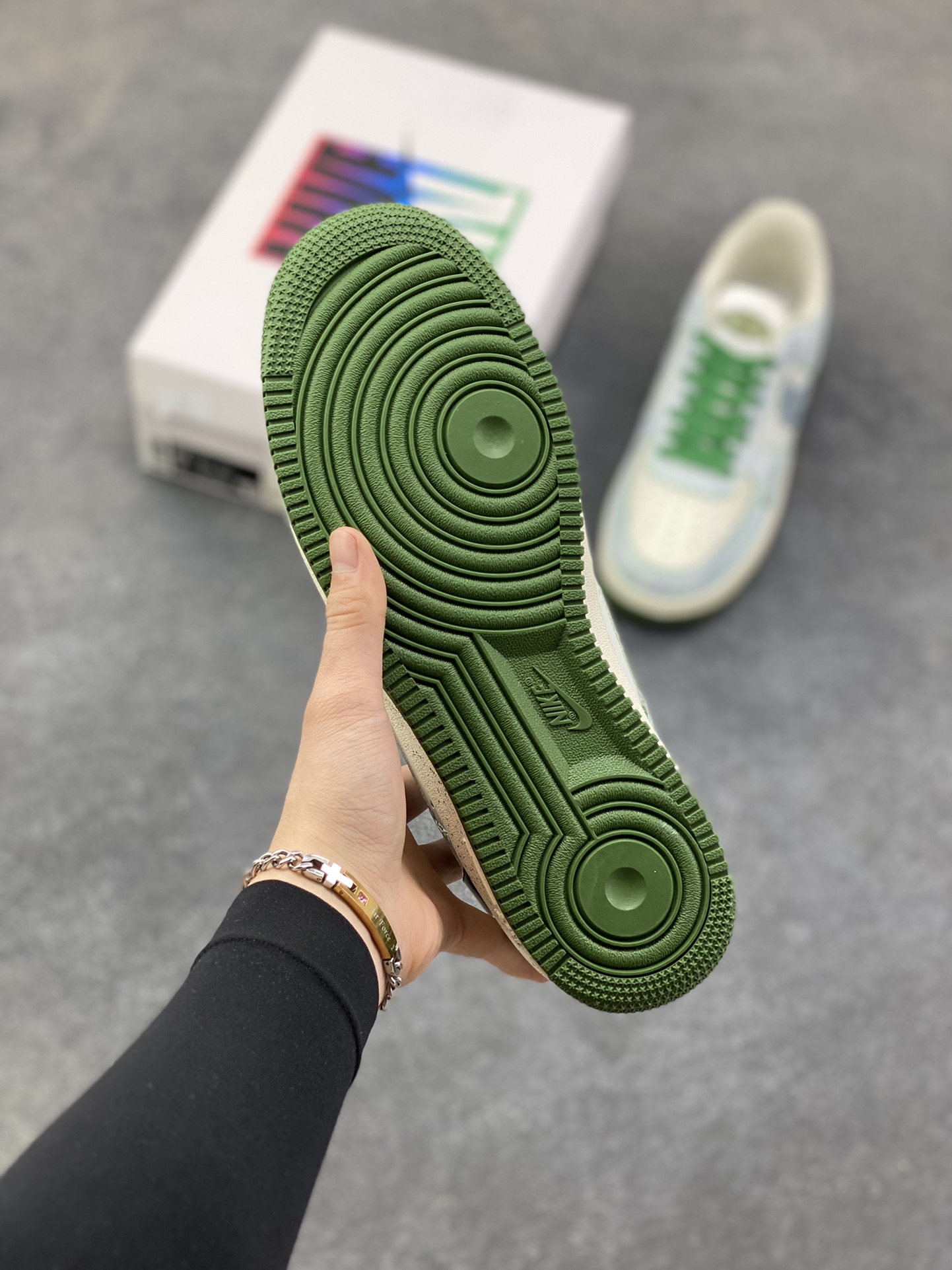 图片[5]-手绘涂鸦“青竹墨韵”Nike Air Force 1 “Bamboo in Ink Wash”空军一号定制板鞋 这双「青竹墨韵」便成了东方美学的行走载体。鞋身以浅青瓷色为底，晕染开水墨质感的竹枝纹理 ——Logo 被竹叶肌理包裹，鞋侧的竹影细节与墨色斑点呼应，搭配深竹绿鞋带与包边，恰似烟雨里的竹林意境,让街头鞋款晕染出 “宁可食无肉，不可居无竹” 的文人风骨 货号：FB1839-123 尺码： 36 36.5 37.5 38 38.5 39 40 40.5 41 42 42.5 43 44 44.5 45-选品中心