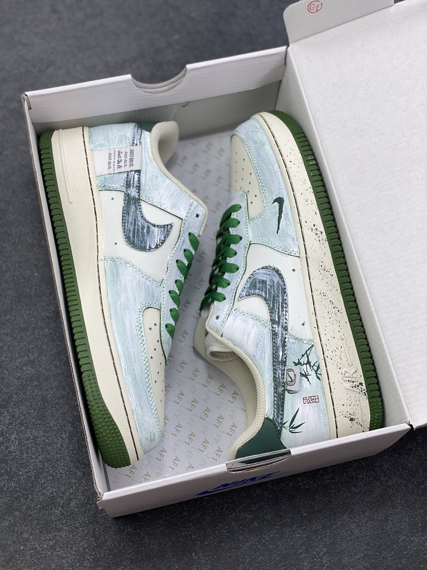 图片[9]-手绘涂鸦“青竹墨韵”Nike Air Force 1 “Bamboo in Ink Wash”空军一号定制板鞋 这双「青竹墨韵」便成了东方美学的行走载体。鞋身以浅青瓷色为底，晕染开水墨质感的竹枝纹理 ——Logo 被竹叶肌理包裹，鞋侧的竹影细节与墨色斑点呼应，搭配深竹绿鞋带与包边，恰似烟雨里的竹林意境,让街头鞋款晕染出 “宁可食无肉，不可居无竹” 的文人风骨 货号：FB1839-123 尺码： 36 36.5 37.5 38 38.5 39 40 40.5 41 42 42.5 43 44 44.5 45-选品中心