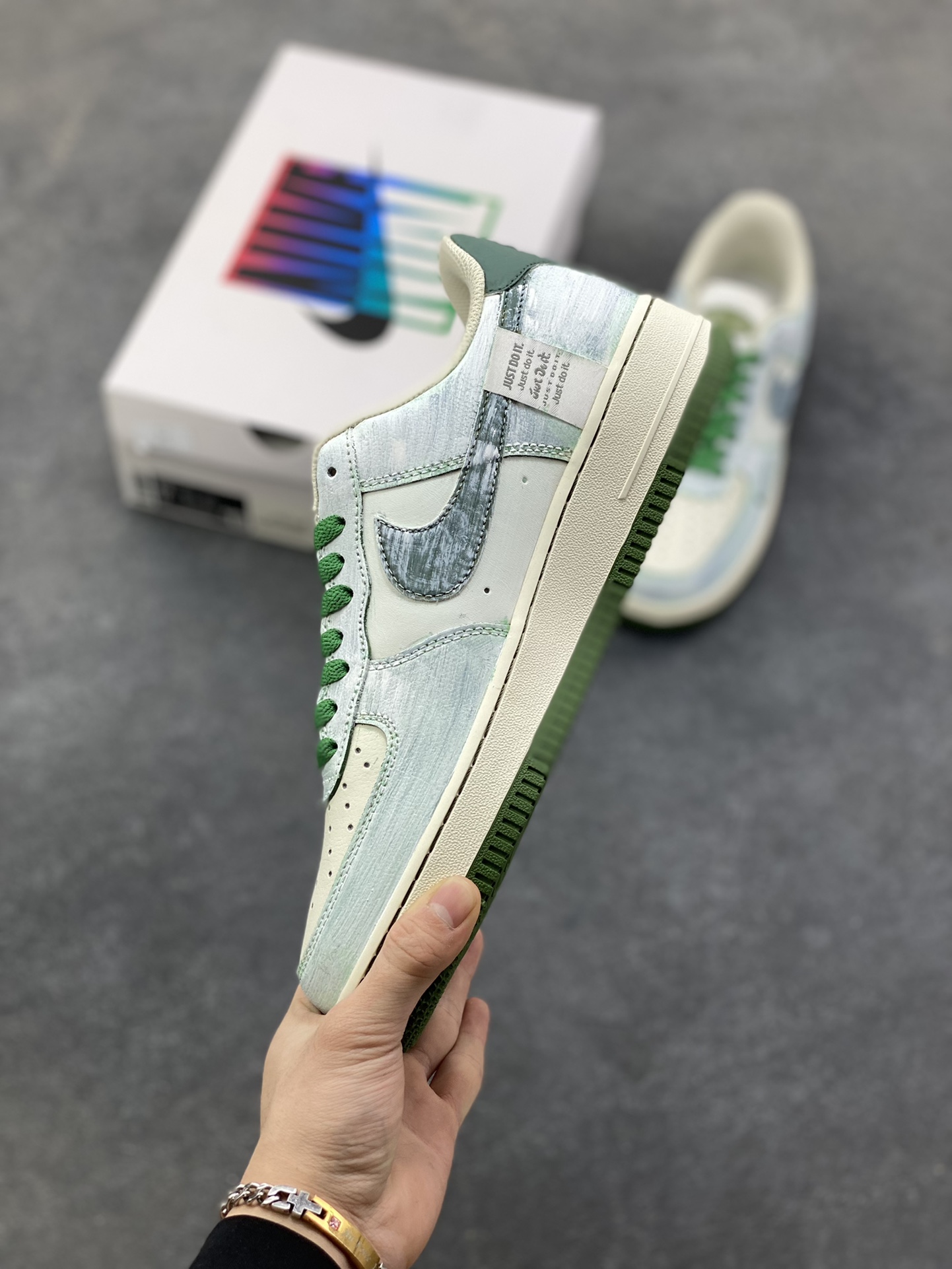 图片[3]-手绘涂鸦“青竹墨韵”Nike Air Force 1 “Bamboo in Ink Wash”空军一号定制板鞋 这双「青竹墨韵」便成了东方美学的行走载体。鞋身以浅青瓷色为底，晕染开水墨质感的竹枝纹理 ——Logo 被竹叶肌理包裹，鞋侧的竹影细节与墨色斑点呼应，搭配深竹绿鞋带与包边，恰似烟雨里的竹林意境,让街头鞋款晕染出 “宁可食无肉，不可居无竹” 的文人风骨 货号：FB1839-123 尺码： 36 36.5 37.5 38 38.5 39 40 40.5 41 42 42.5 43 44 44.5 45-选品中心