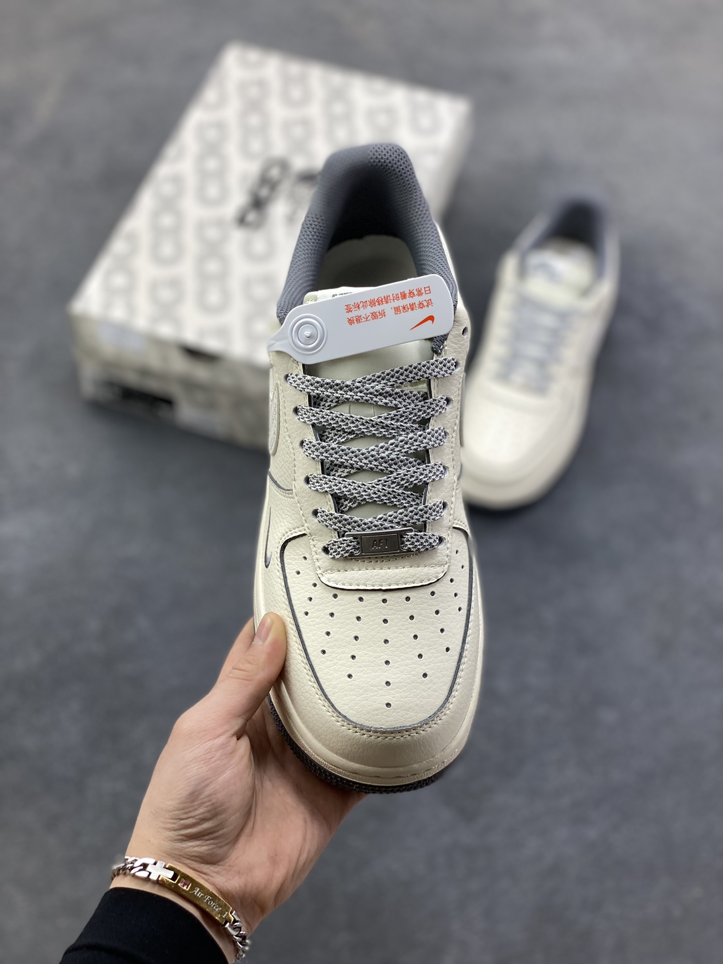 图片[2]-NIke Air Force 1 ‘07 Low “北面联名-米灰网格”空军一号 低帮 运动鞋 休闲鞋 折边针车 工艺难度大 原楦头原纸板 原装鞋盒 定制五金配件 内置全掌气垫 原厂鞋底 货号：JP8028-058 尺码：36 36.5 37.5 38 38.5 39 40 40.5 41 42 42.5 43 44 44.5 45-选品中心