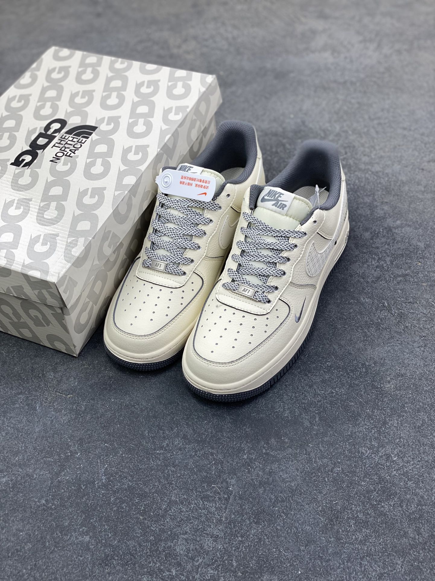 图片[8]-NIke Air Force 1 ‘07 Low “北面联名-米灰网格”空军一号 低帮 运动鞋 休闲鞋 折边针车 工艺难度大 原楦头原纸板 原装鞋盒 定制五金配件 内置全掌气垫 原厂鞋底 货号：JP8028-058 尺码：36 36.5 37.5 38 38.5 39 40 40.5 41 42 42.5 43 44 44.5 45-选品中心