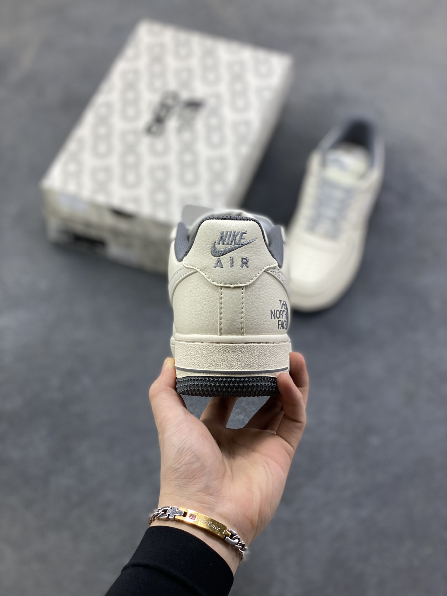 图片[4]-NIke Air Force 1 ‘07 Low “北面联名-米灰网格”空军一号 低帮 运动鞋 休闲鞋 折边针车 工艺难度大 原楦头原纸板 原装鞋盒 定制五金配件 内置全掌气垫 原厂鞋底 货号：JP8028-058 尺码：36 36.5 37.5 38 38.5 39 40 40.5 41 42 42.5 43 44 44.5 45-选品中心