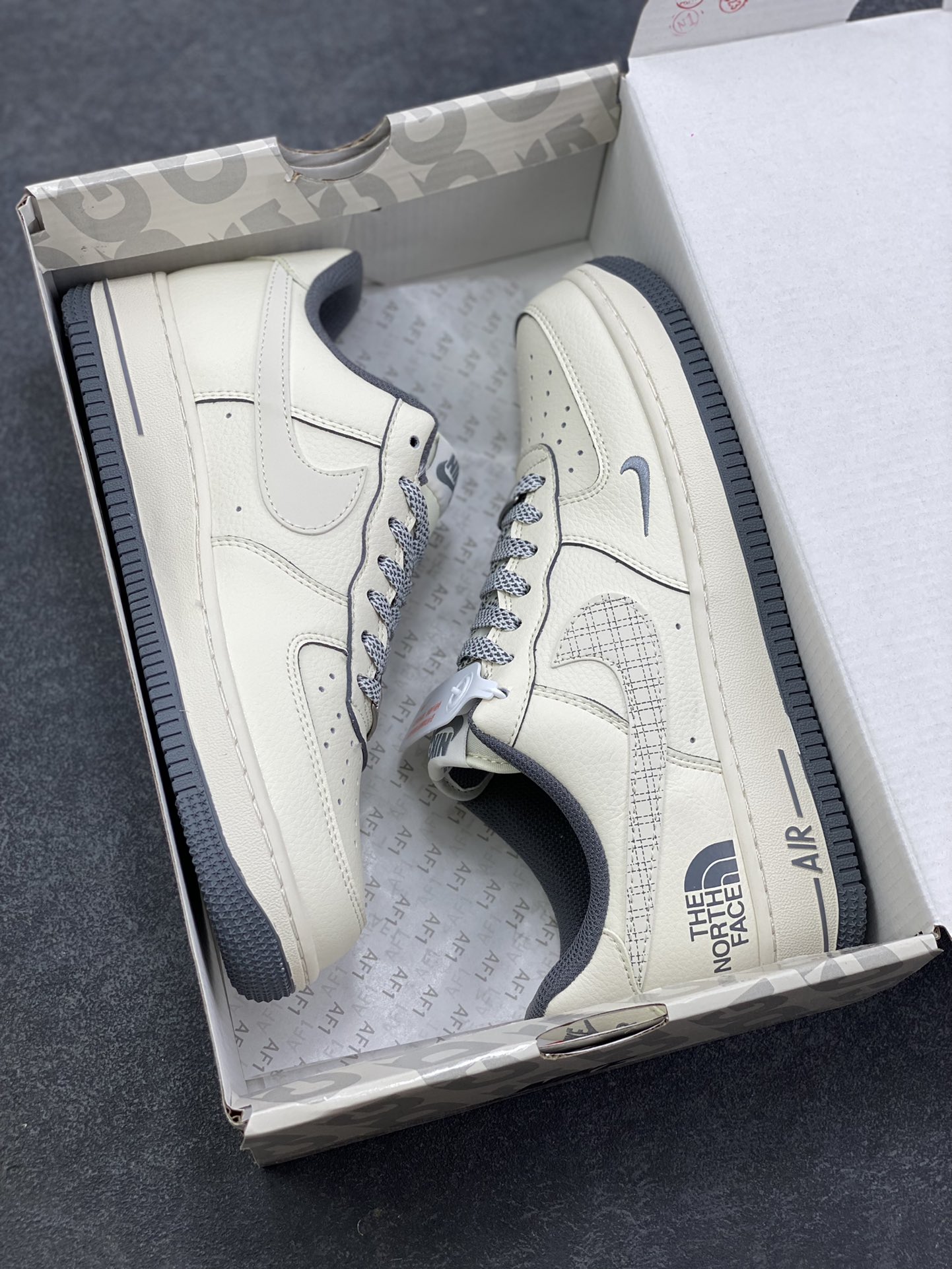 图片[9]-NIke Air Force 1 ‘07 Low “北面联名-米灰网格”空军一号 低帮 运动鞋 休闲鞋 折边针车 工艺难度大 原楦头原纸板 原装鞋盒 定制五金配件 内置全掌气垫 原厂鞋底 货号：JP8028-058 尺码：36 36.5 37.5 38 38.5 39 40 40.5 41 42 42.5 43 44 44.5 45-选品中心