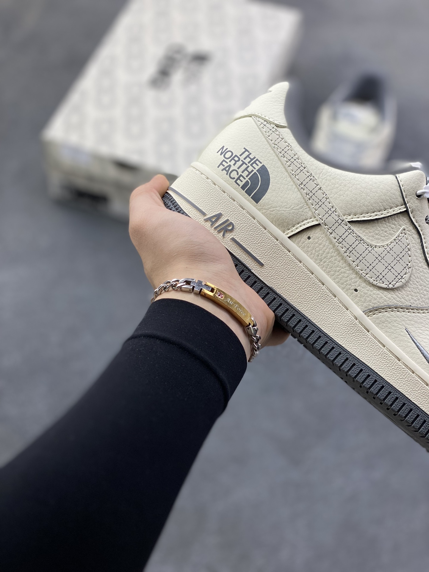图片[6]-NIke Air Force 1 ‘07 Low “北面联名-米灰网格”空军一号 低帮 运动鞋 休闲鞋 折边针车 工艺难度大 原楦头原纸板 原装鞋盒 定制五金配件 内置全掌气垫 原厂鞋底 货号：JP8028-058 尺码：36 36.5 37.5 38 38.5 39 40 40.5 41 42 42.5 43 44 44.5 45-选品中心