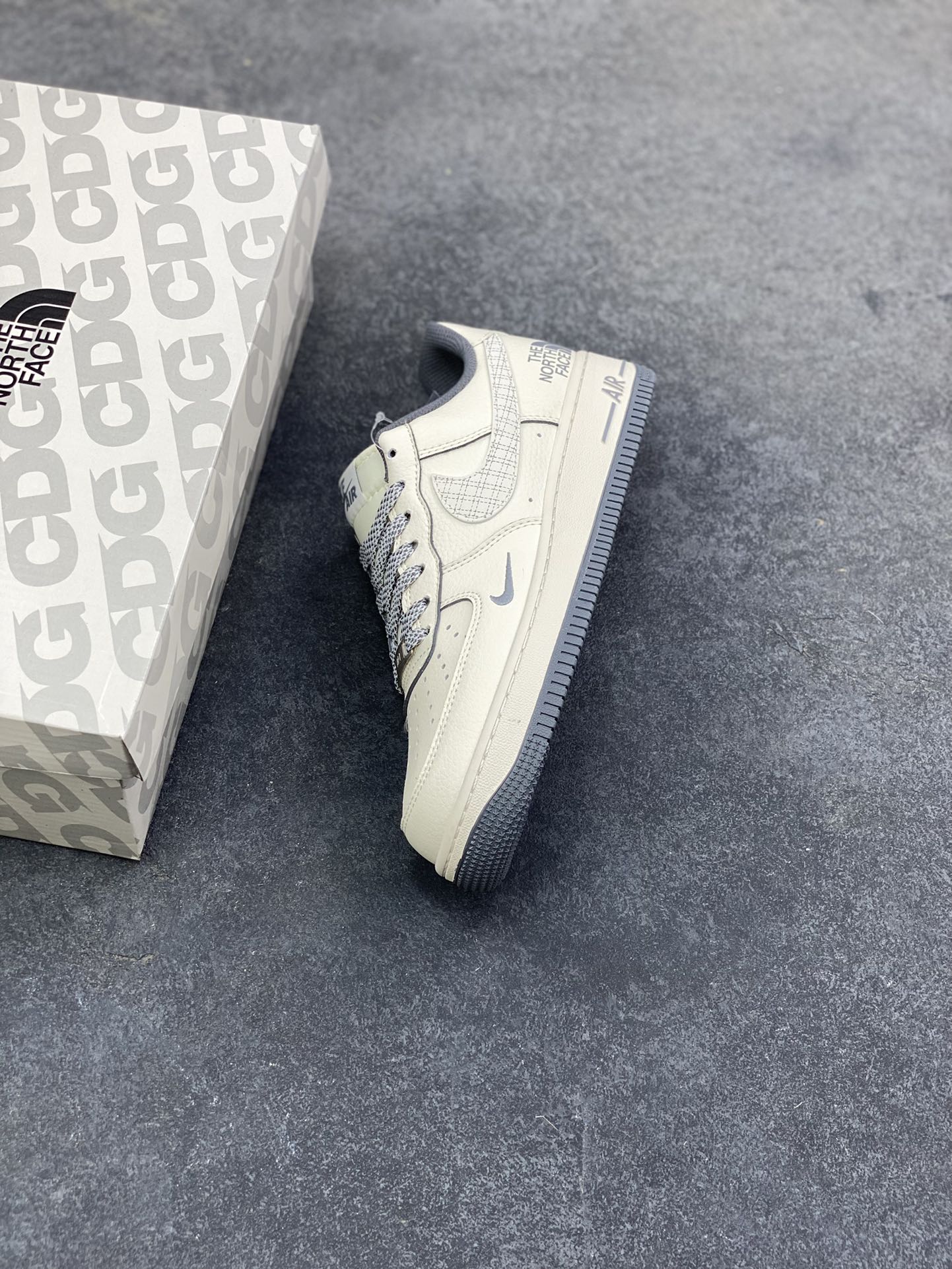 图片[7]-NIke Air Force 1 ‘07 Low “北面联名-米灰网格”空军一号 低帮 运动鞋 休闲鞋 折边针车 工艺难度大 原楦头原纸板 原装鞋盒 定制五金配件 内置全掌气垫 原厂鞋底 货号：JP8028-058 尺码：36 36.5 37.5 38 38.5 39 40 40.5 41 42 42.5 43 44 44.5 45-选品中心