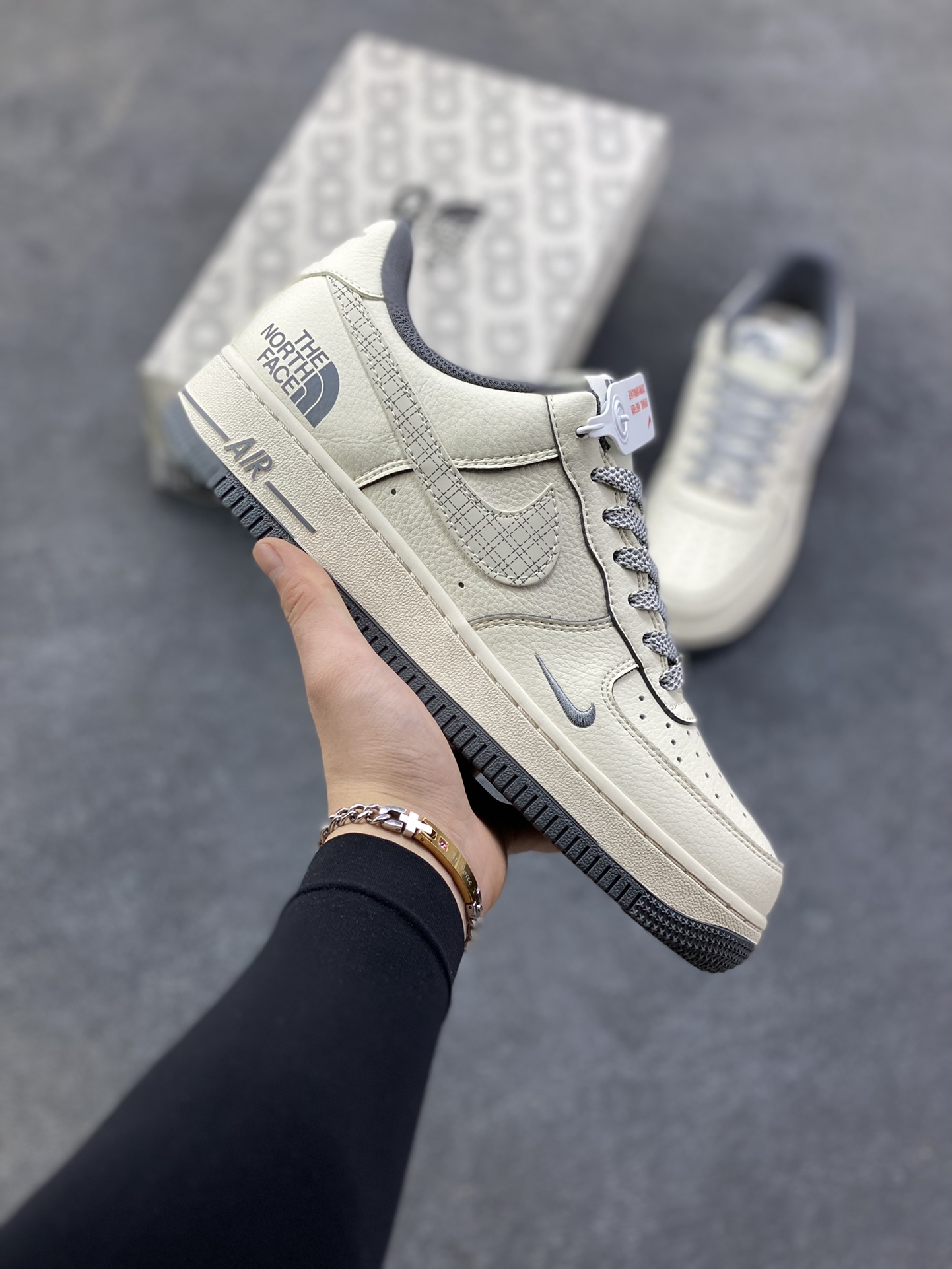 NIke Air Force 1 ‘07 Low “北面联名-米灰网格”空军一号 低帮 运动鞋 休闲鞋 折边针车 工艺难度大 原楦头原纸板 原装鞋盒 定制五金配件 内置全掌气垫 原厂鞋底 货号：JP8028-058 尺码：36 36.5 37.5 38 38.5 39 40 40.5 41 42 42.5 43 44 44.5 45-选品中心