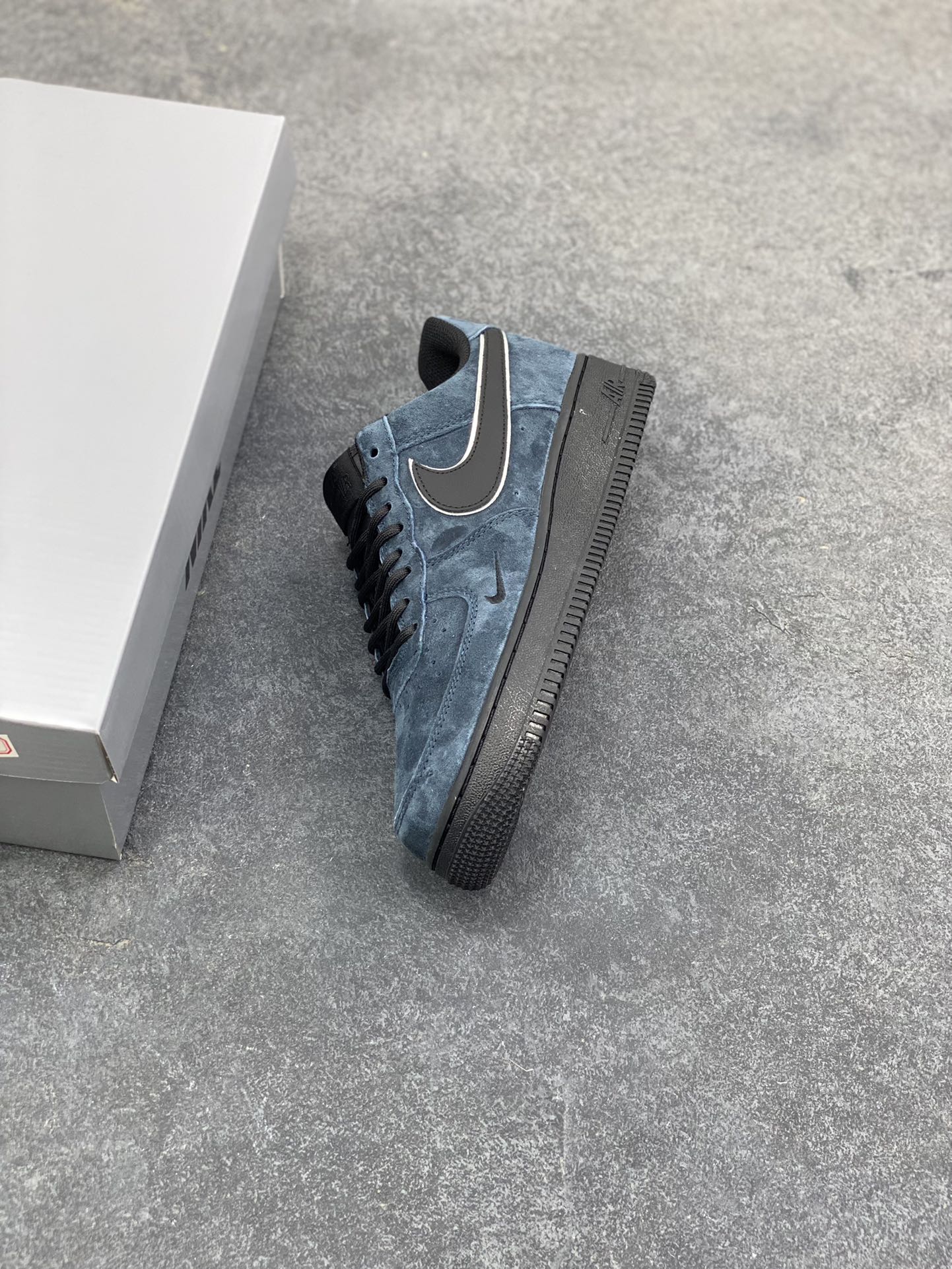 图片[7]-Nike Air Force 1 07 Low “深蓝黑”全麂皮 秋冬 空军一号低帮休闲板鞋 定制皮料 原盒原包装 原楦头原纸板 纯正版型 内置全掌气垫 货号：ZH0316-157 尺码：36 36.5 37.5 38 38.5 39 40 40.5 41 42 42.5 43 44 44.5 45-选品中心