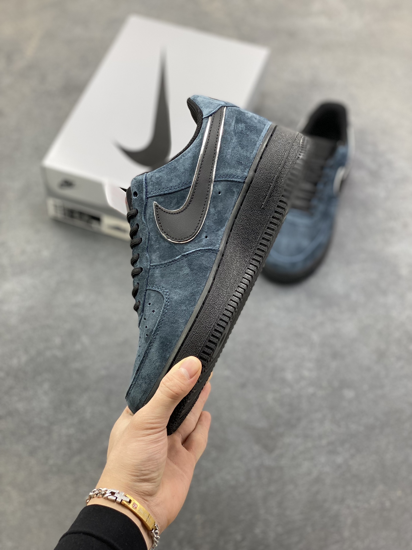 图片[3]-Nike Air Force 1 07 Low “深蓝黑”全麂皮 秋冬 空军一号低帮休闲板鞋 定制皮料 原盒原包装 原楦头原纸板 纯正版型 内置全掌气垫 货号：ZH0316-157 尺码：36 36.5 37.5 38 38.5 39 40 40.5 41 42 42.5 43 44 44.5 45-选品中心