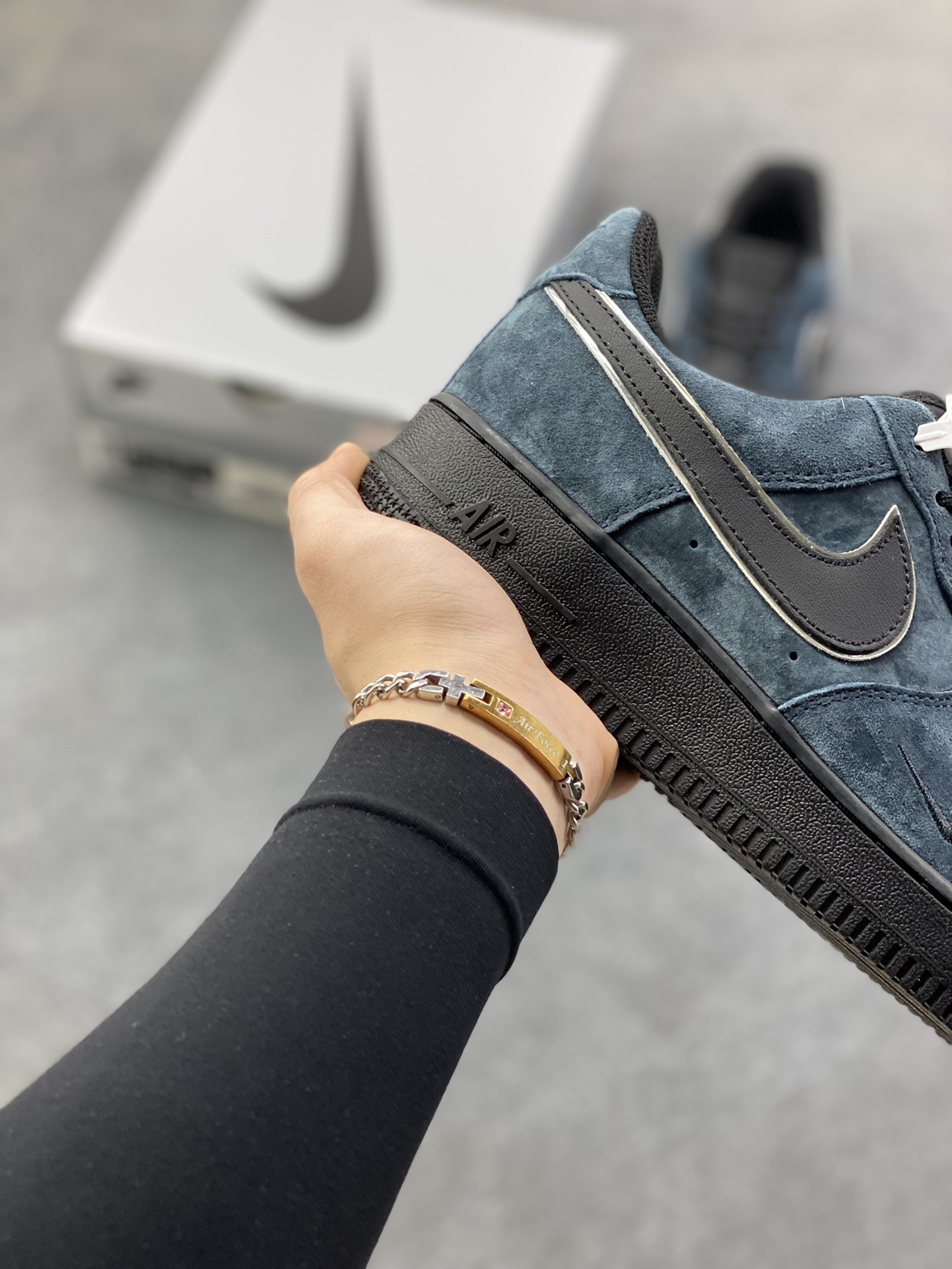 图片[6]-Nike Air Force 1 07 Low “深蓝黑”全麂皮 秋冬 空军一号低帮休闲板鞋 定制皮料 原盒原包装 原楦头原纸板 纯正版型 内置全掌气垫 货号：ZH0316-157 尺码：36 36.5 37.5 38 38.5 39 40 40.5 41 42 42.5 43 44 44.5 45-选品中心
