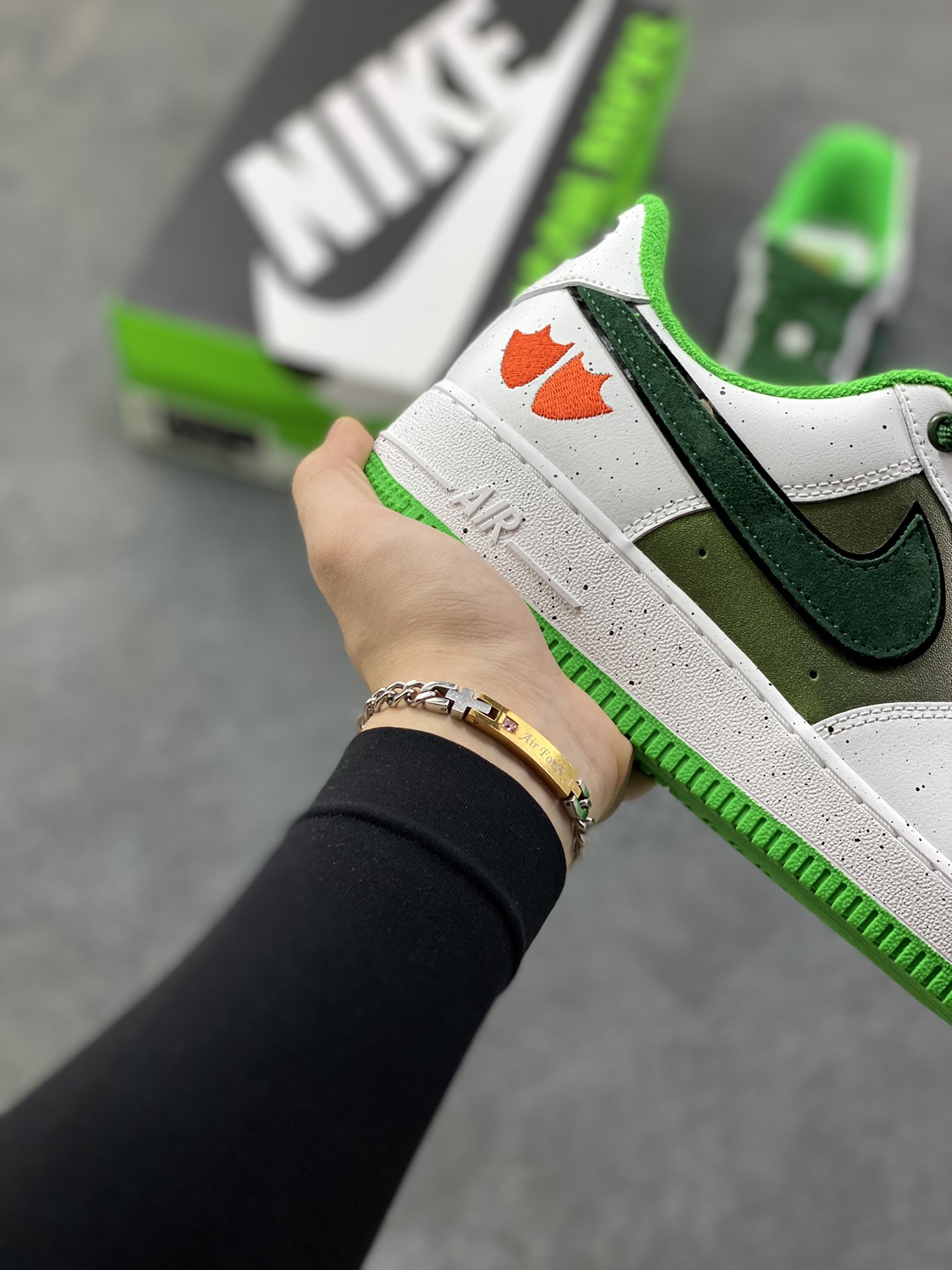 图片[6]-NIke Air Force 1 ‘07 Low 空军一号低帮 运动鞋 休闲鞋 折边针车 工艺难度大 原楦头原纸板 原装鞋盒 定制五金配件 内置全掌气垫 原厂鞋底 货号：IU7613-100 尺码：36 36.5 37.5 38 38.5 39 40 40.5 41 42 42.5 43 44 44.5 45-选品中心