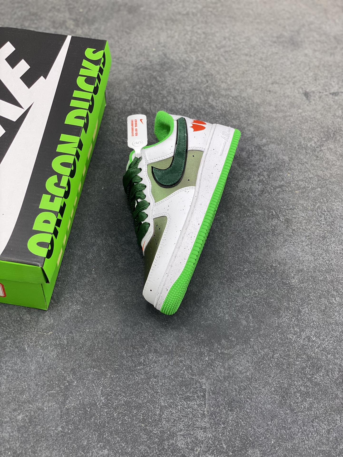 图片[7]-NIke Air Force 1 ‘07 Low 空军一号低帮 运动鞋 休闲鞋 折边针车 工艺难度大 原楦头原纸板 原装鞋盒 定制五金配件 内置全掌气垫 原厂鞋底 货号：IU7613-100 尺码：36 36.5 37.5 38 38.5 39 40 40.5 41 42 42.5 43 44 44.5 45-选品中心