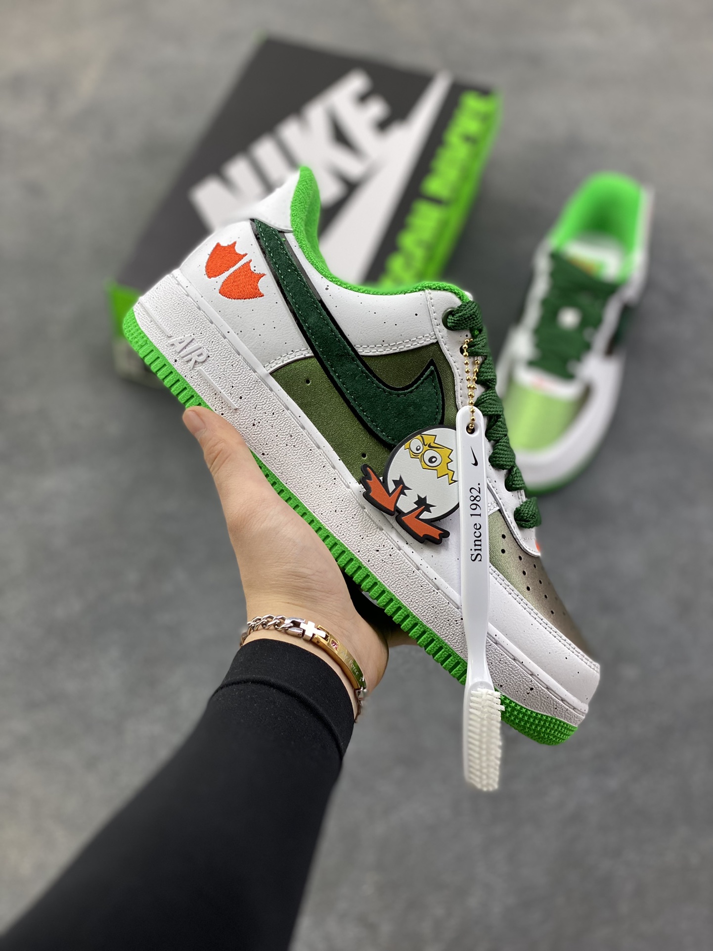 NIke Air Force 1 ‘07 Low 空军一号低帮 运动鞋 休闲鞋 折边针车 工艺难度大 原楦头原纸板 原装鞋盒 定制五金配件 内置全掌气垫 原厂鞋底 货号：IU7613-100 尺码：36 36.5 37.5 38 38.5 39 40 40.5 41 42 42.5 43 44 44.5 45-选品中心