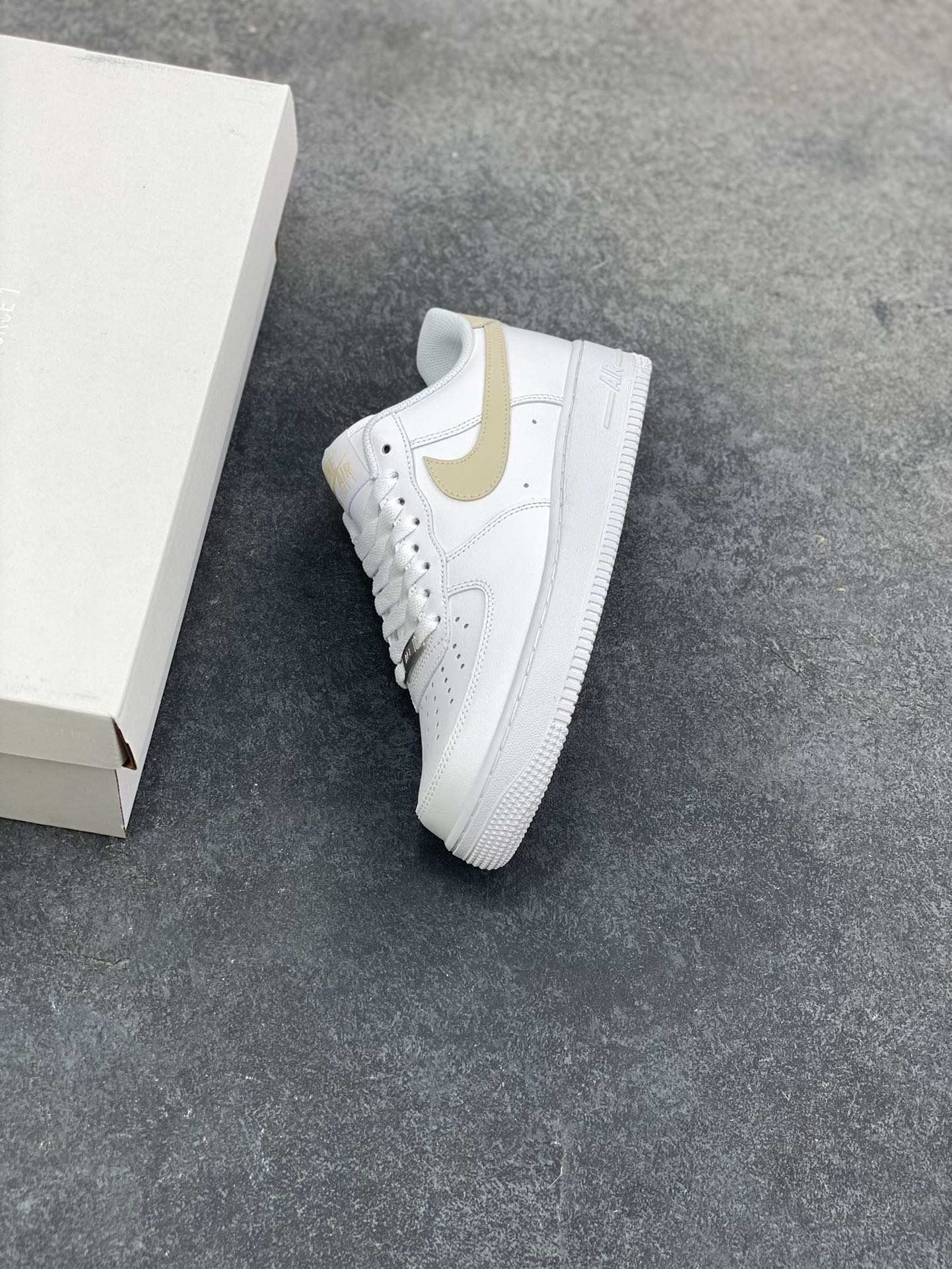图片[7]-NIke Air Force 1 ‘07 Low 空军一号低帮 运动鞋 休闲鞋 折边针车 工艺难度大 原楦头原纸板 原装鞋盒 定制五金配件 内置全掌气垫 原厂鞋底 货号：FJ4146-120 尺码：36 36.5 37.5 38 38.5 39 40 40.5 41 42 42.5 43 44 44.5 45-选品中心