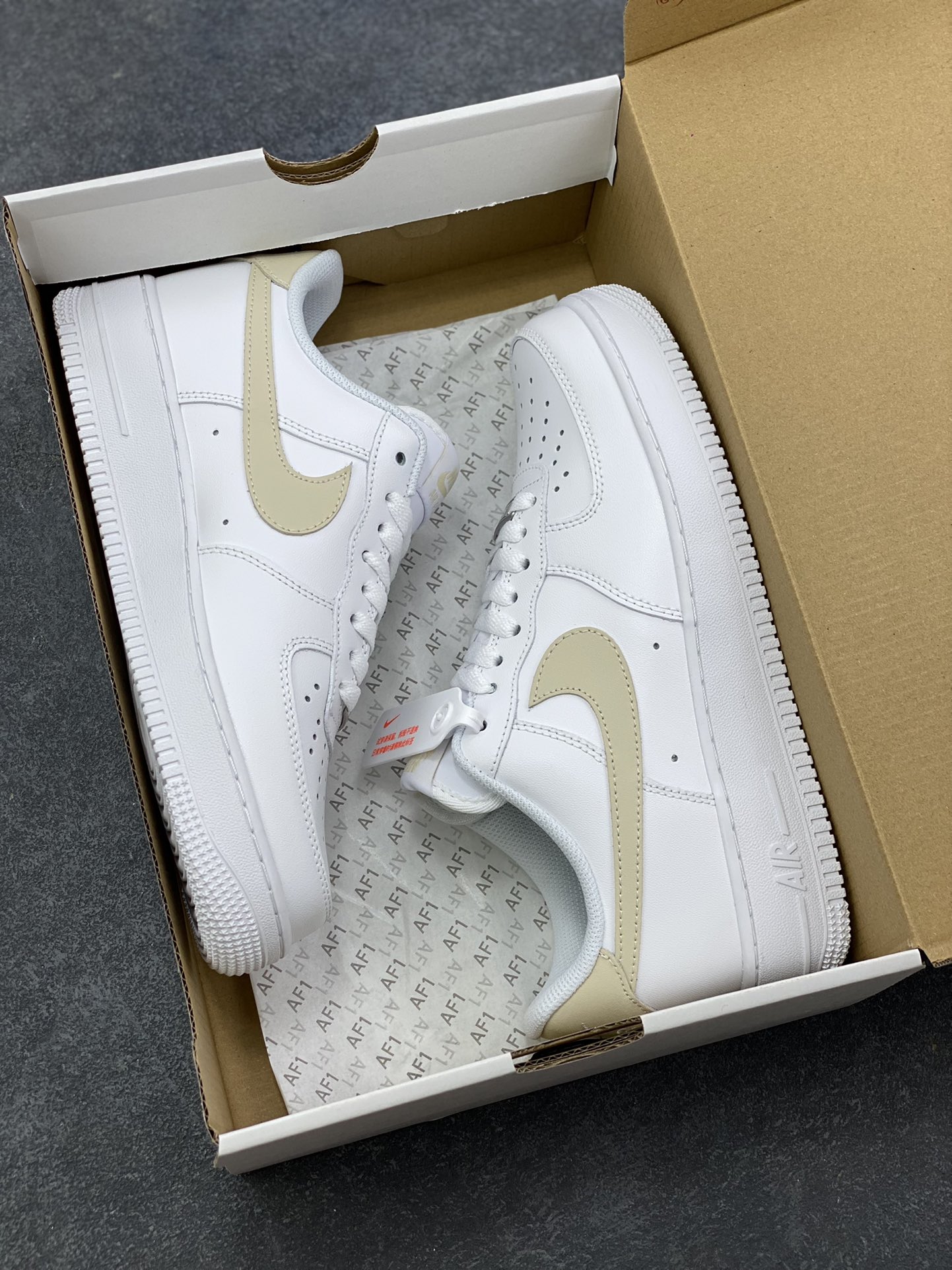 图片[9]-NIke Air Force 1 ‘07 Low 空军一号低帮 运动鞋 休闲鞋 折边针车 工艺难度大 原楦头原纸板 原装鞋盒 定制五金配件 内置全掌气垫 原厂鞋底 货号：FJ4146-120 尺码：36 36.5 37.5 38 38.5 39 40 40.5 41 42 42.5 43 44 44.5 45-选品中心