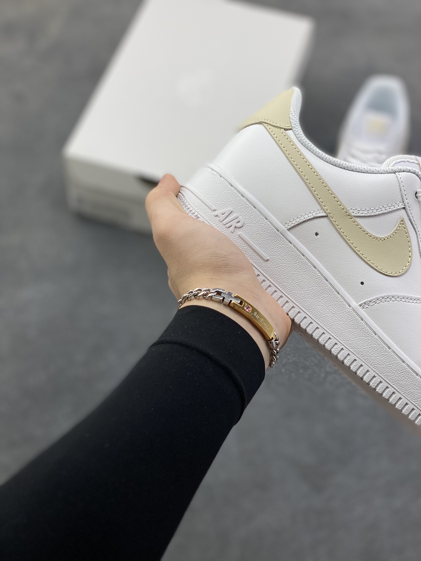图片[6]-NIke Air Force 1 ‘07 Low 空军一号低帮 运动鞋 休闲鞋 折边针车 工艺难度大 原楦头原纸板 原装鞋盒 定制五金配件 内置全掌气垫 原厂鞋底 货号：FJ4146-120 尺码：36 36.5 37.5 38 38.5 39 40 40.5 41 42 42.5 43 44 44.5 45-选品中心