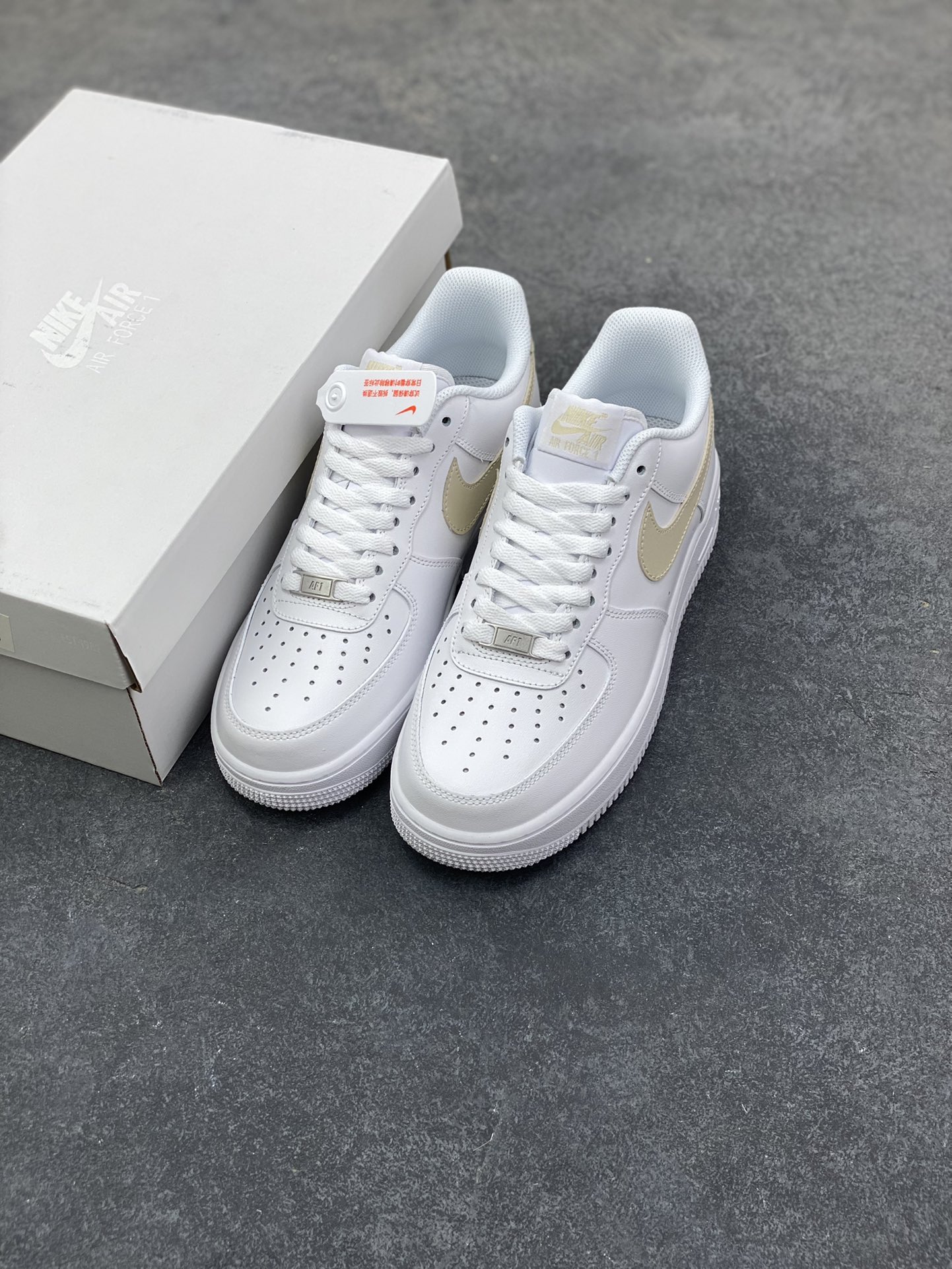 图片[8]-NIke Air Force 1 ‘07 Low 空军一号低帮 运动鞋 休闲鞋 折边针车 工艺难度大 原楦头原纸板 原装鞋盒 定制五金配件 内置全掌气垫 原厂鞋底 货号：FJ4146-120 尺码：36 36.5 37.5 38 38.5 39 40 40.5 41 42 42.5 43 44 44.5 45-选品中心
