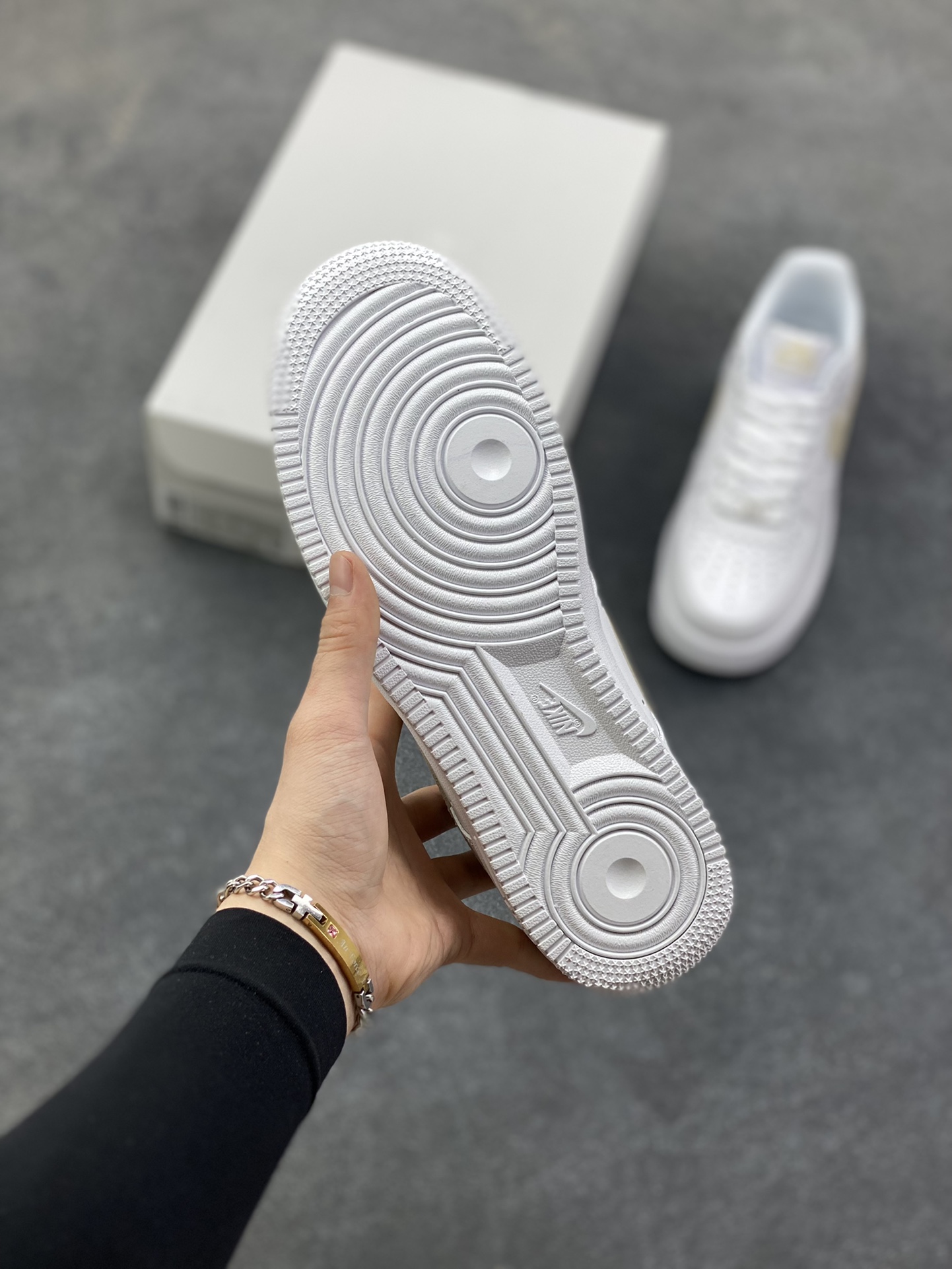 图片[5]-NIke Air Force 1 ‘07 Low 空军一号低帮 运动鞋 休闲鞋 折边针车 工艺难度大 原楦头原纸板 原装鞋盒 定制五金配件 内置全掌气垫 原厂鞋底 货号：FJ4146-120 尺码：36 36.5 37.5 38 38.5 39 40 40.5 41 42 42.5 43 44 44.5 45-选品中心