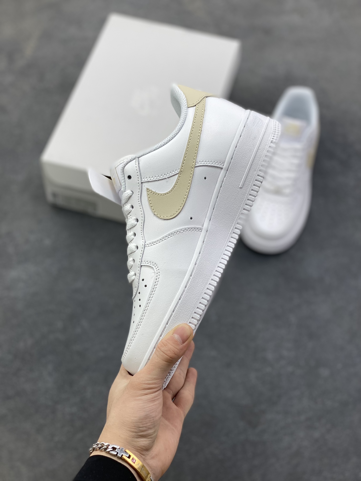 图片[3]-NIke Air Force 1 ‘07 Low 空军一号低帮 运动鞋 休闲鞋 折边针车 工艺难度大 原楦头原纸板 原装鞋盒 定制五金配件 内置全掌气垫 原厂鞋底 货号：FJ4146-120 尺码：36 36.5 37.5 38 38.5 39 40 40.5 41 42 42.5 43 44 44.5 45-选品中心