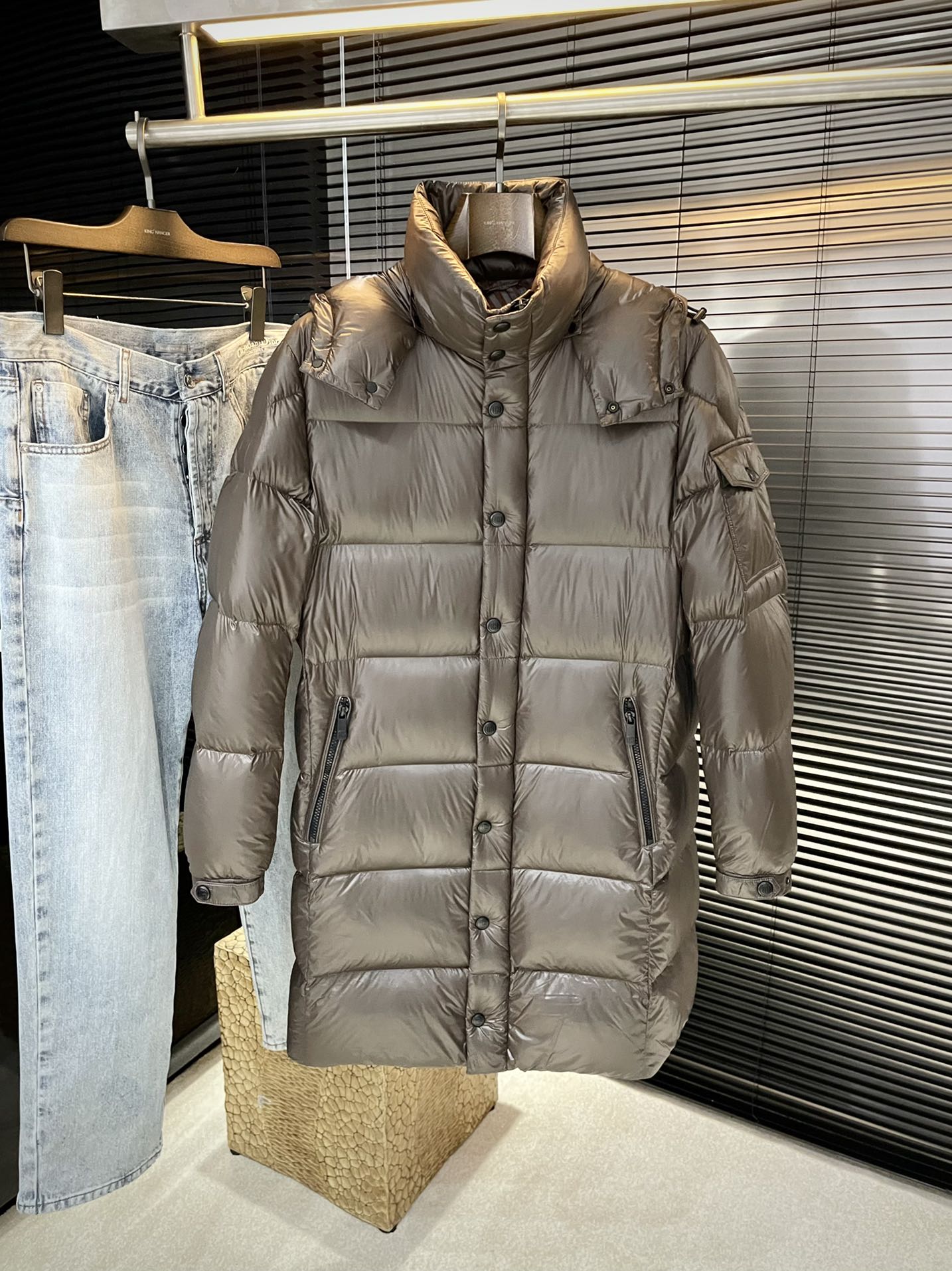 NO:650870,P Gucc (Gujia) 2025 winter clothing series to create a handsome man and highlight his masculine temperament. Simple and fashionable commuter down jacket. Top-grade imported nylon fabric. The texture is very soft and comfortable against the skin. Delicate and smooth texture. Super good fit. The upper body is super stylish and handsome. The down jacket feels like it is wrapped with a top-notch down quilt. It is warm and comfortable. The version is a three-dimensional cut with a simple design. It simply adds points to the whole dress. The whole piece is warm and fluffy.  National standard 80 white goose down filling has good resilience and can rebound immediately after compression. It is very light, delicate and soft. The better the velvet, the lighter it is, but the fluffy ones are fluffy and light. The upper body is warm and stylish without feeling heavy. It is very wearable and does not look bloated. It can well prevent cold wind invasion!  The first choice for high quality. Compare the details and fabrics. You will know what grade of goods we sell!  Sizes 48-58 next day shipping,,gucci,gucci,down jacket,alexander wang19860909P  Gucc（古家）2025冬装系列 打造帅气型男 彰显男士气质 简约时尚通勤羽绒服 顶级进口锦纶面料 质感很轻柔 贴肤都舒适 细腻顺滑质感 超级好版型 上身超级有型的帅气 羽绒服就感觉包裹了一层顶级的羽绒被 温暖而舒适 版型是立体裁剪的设计简约款 简直给整件衣服加分,整件保暖蓬松度高 国标80白鹅绒填充 回弹力好 压缩后能马上立马回弹起来 非常轻盈 细腻柔软 越好的绒是越轻 但是体积蓬松越大的 蓬松轻盈 上身保暖有型 又不会有负重感 实穿性非常强 不显臃肿 可以很好的防止寒风侵袭！高品质首选 大家到时比一比细节 面料 做你就知道我们卖的是什么级别的货色了！尺码 48-58 隔天出货,,gucci,gucci,down jacket,alexander wang,Men's clothing