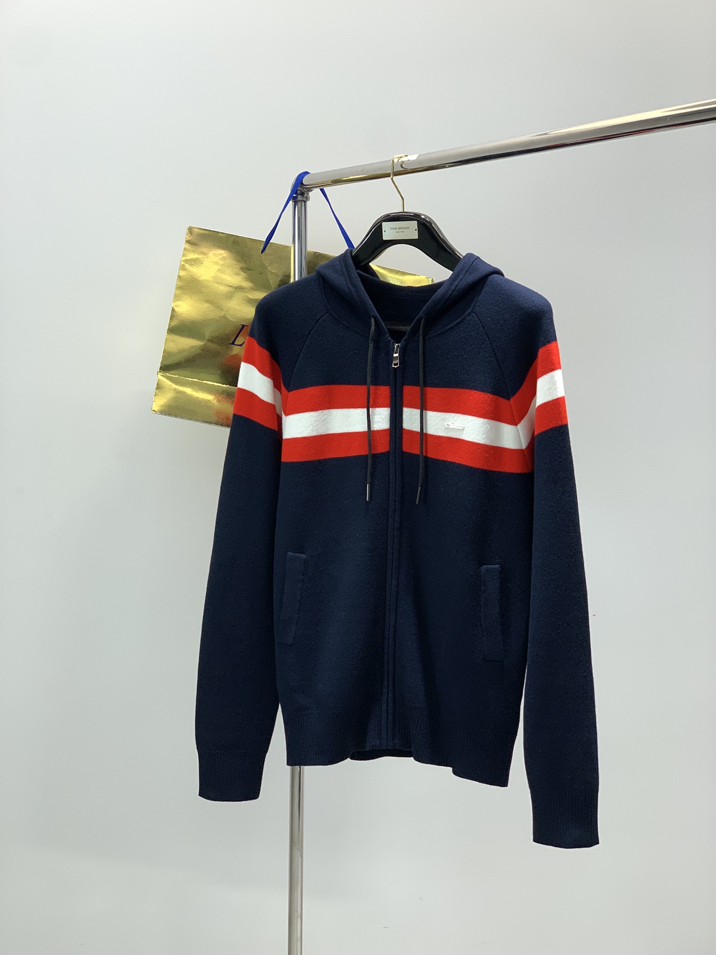 NO:650999,, Kiton, the latest autumn and winter products, available at the counter simultaneously, fashionable and casual cashmere hooded knitted cardigan sweater, imported original fabrics, extremely complex workmanship, the only channel that can be used as a purchasing agent, top-notch printing technology letter pattern logo, original hardware accessories decoration, extremely high-grade, comfortable and versatile, handsome and stylish upper body, size M-3XL,, sweaters, hats, alexander wang19860909,Kiton,秋冬最新品,专柜同步有售,时尚休闲羊绒连帽针织开衫毛衣,进口原版面料,做工极为复杂,唯一可以做代购级别的渠道狠货,顶级印花工艺字母图案logo,原版五金辅料装饰,档次极高,舒适百搭,上身帅气有型,码数M-3XL,,sweaters,hats,alexander wang,Men's clothing