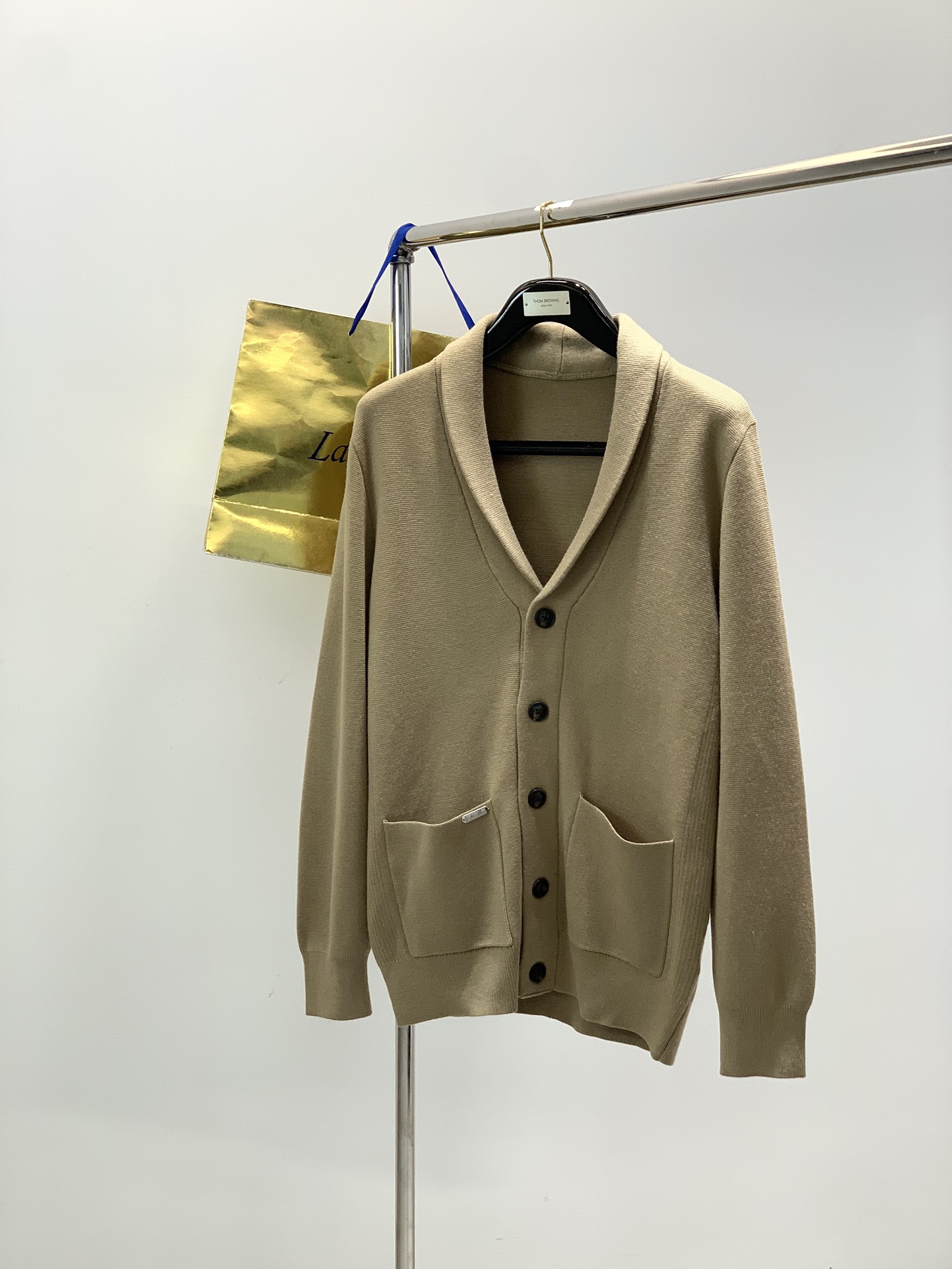 NO:656408,, LP (Loro Piana), the latest product for autumn and winter 2025, available at the counter at the same time, original order, fashionable and casual cashmere knitted cardigan sweater, using imported original fabrics, top-grade printing technology, letter pattern decoration logo, original hardware accessories decoration, extremely high-grade, comfortable and versatile, and the upper body is very handsome!  Size M-3XL,,loro piana,loro piana,sweaters,alexander wang19860909,LP(Loro Piana ),2025秋冬最新品,专柜同步有售,原单狠货,时尚休闲羊绒针织开衫毛衣,采用进口原版面料,顶级印胶工艺字母图案装饰logo,原版五金辅料装饰,档次极高,舒适百搭,上身帅气十足！码数M-3XL,,loro piana,loro piana,sweaters,alexander wang,Men's clothing