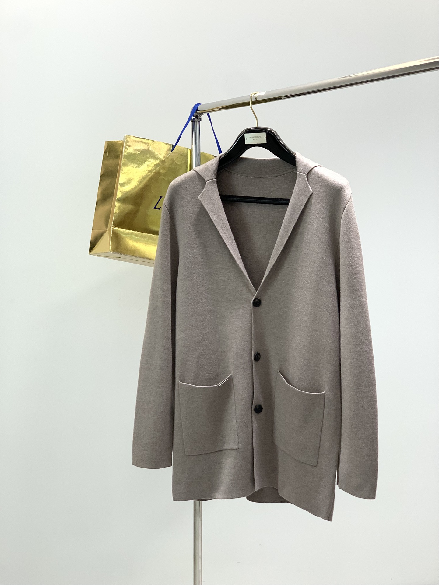 NO:653759,, LP (Loro Piana), the latest autumn and winter products, available at counters at the same time, original order, fashionable and casual cashmere knitted cardigan, made of imported original fabrics, top-grade rubber printing technology, letter pattern decoration logo, original hardware accessories decoration, extremely high-grade, comfortable and versatile, and the upper body is very handsome!  2 colors recommended, size M-3XL,, loro piana, loro piana, alexander wang19860909,LP(Loro Piana ),秋冬最新品,专柜同步有售,原单狠货,时尚休闲羊绒针织开衫,采用进口原版面料,顶级印胶工艺字母图案装饰logo,原版五金辅料装饰,档次极高,舒适百搭,上身帅气十足！2色推荐,码数M-3XL,,loro piana,loro piana,alexander wang,Men's clothing