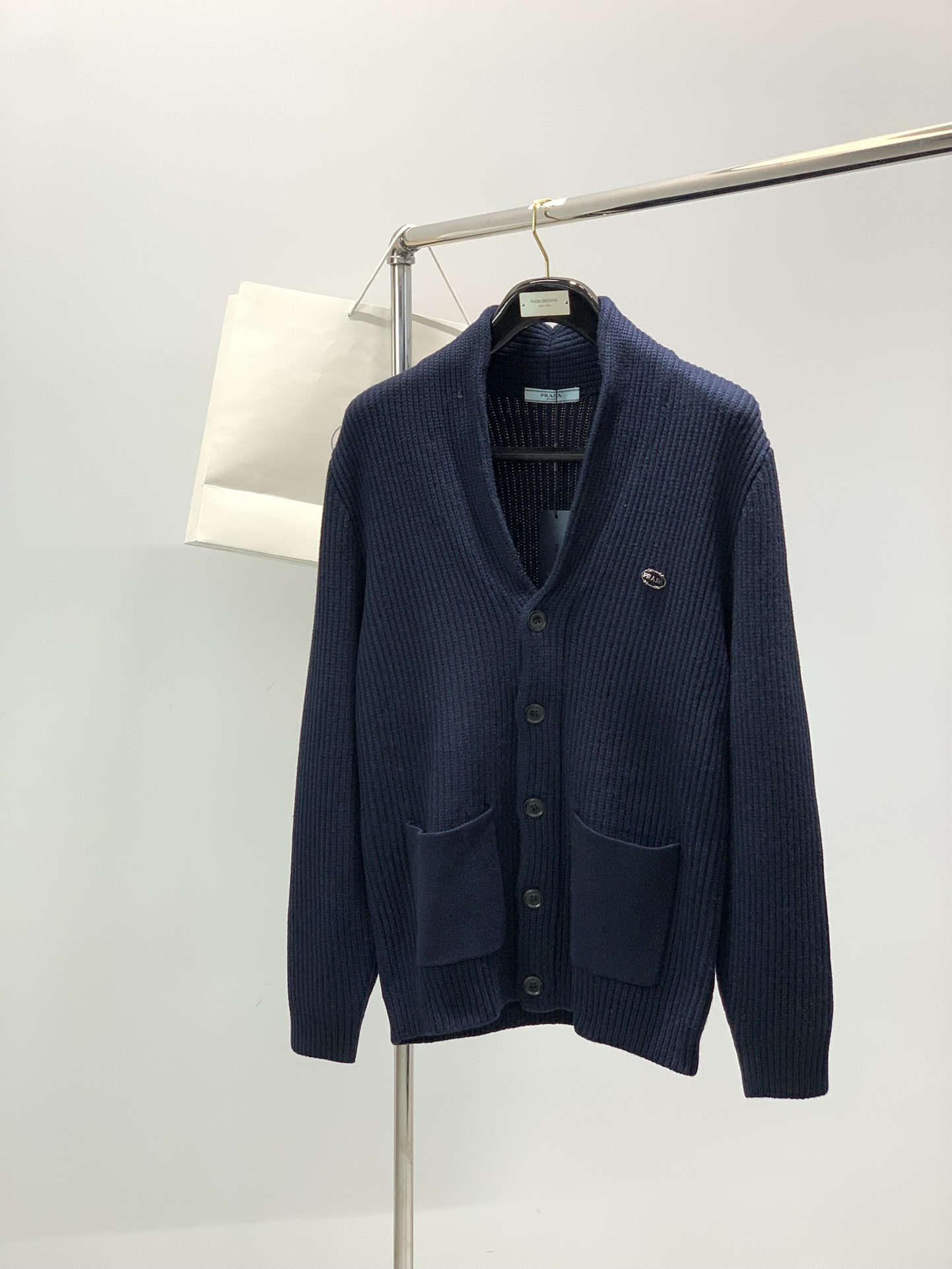 NO:653775,,PRADA Prada, the latest winter products, available at the counter simultaneously, fashionable and casual cashmere knitted cardigan sweater, imported original fabrics, extremely complex workmanship, the only channel that can be used as a purchasing agent, top-grade rubber printing technology letter pattern logo, extremely high-grade, comfortable and versatile, handsome and stylish upper body, size M-3XL,, prada, prada, sweaters, alexander wang19860909,PRADA 普拉达,冬季最新品,专柜同步有售,时尚休闲羊绒针织开衫毛衣,进口原版面料,做工极为复杂,唯一可以做代购级别的渠道狠货,顶级印胶工艺字母图案logo,档次极高,舒适百搭,上身帅气有型,码数M-3XL,,prada,prada,sweaters,alexander wang,Men's clothing