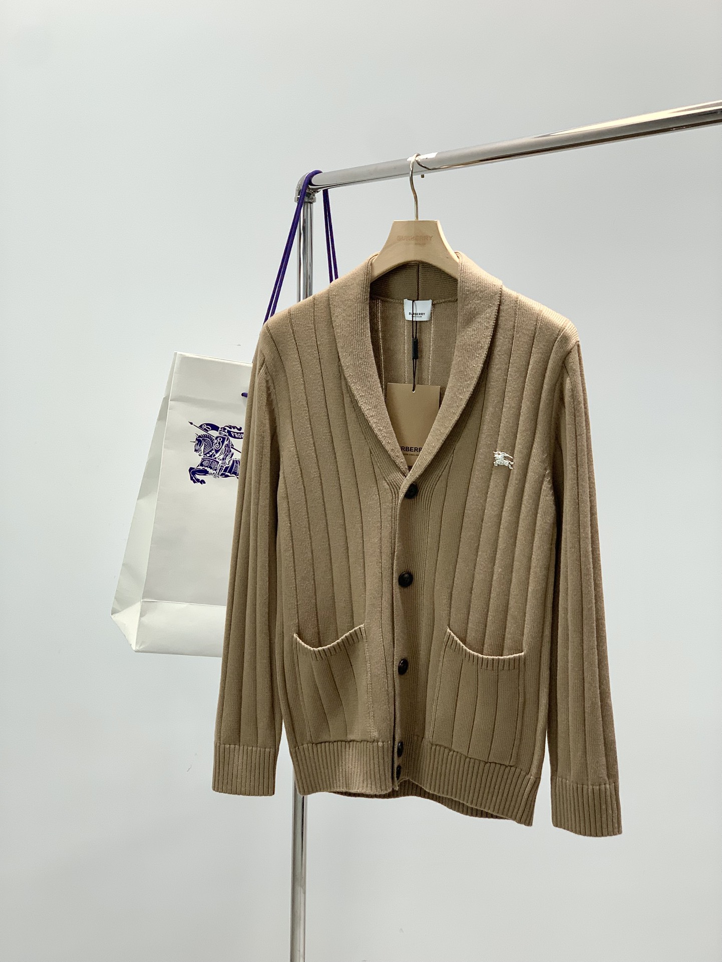 NO:650927,, Burberry, the latest winter products, available at counters simultaneously, original goods, fashionable and casual cashmere knitted cardigan sweater, imported original fabrics, the upper body is comfortable and breathable, metal accessories letter pattern decoration logo, extremely high grade, comfortable and versatile, the upper body is very handsome, 2 colors recommended, size M-3XL,, burberry, burberry, sweaters, alexander wang19860909,Burberry 巴宝莉,冬季最新品,专柜同步有售,原单狠货,时尚休闲羊绒针织开衫毛衣,进口原版面料,上身舒适透气,金属配件字母图案装饰logo,档次极高,舒适百搭,上身帅气十足,2色推荐,码数M-3XL,,burberry,burberry,sweaters,alexander wang,Men's clothing