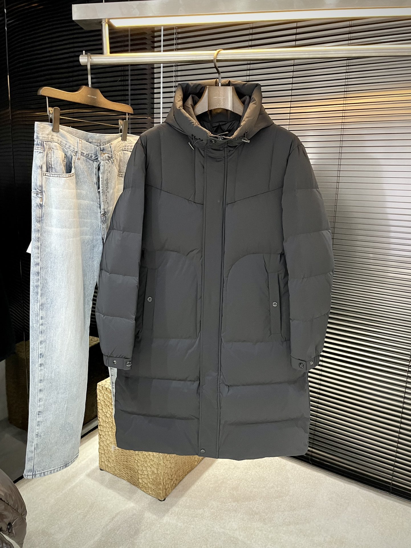 NO:650878,P Gucc (Gujia) 2025 winter clothing series to create a handsome man and highlight his masculine temperament. Simple and fashionable commuter down jacket. Top-grade imported polyester fiber fabric. The texture is very soft and comfortable against the skin. It has a delicate and smooth texture. Super good fit. The upper body is super stylish and handsome. The down jacket feels like it is wrapped with a top-notch down quilt. It is warm and comfortable. The version is a simple design with three-dimensional cutting. It simply adds points to the whole dress. The whole piece is warm and fluffy.  National standard 85 white duck down filling has good resilience and can rebound immediately after compression. It is very light, delicate and soft. The better the down, the lighter it is, but the fluffy and fluffy ones are fluffy and light. The upper body is warm and stylish without feeling heavy. It is very wearable and does not look bloated. It can well prevent cold wind invasion!  The first choice for high quality. Compare the details and fabrics. You will know what grade of goods we sell!  Sizes 48-56 next day shipping,,gucci,gucci,down jacket,alexander wang19860909P  Gucc（古家）2025冬装系列 打造帅气型男 彰显男士气质 简约时尚通勤羽绒服 顶级进口聚脂纤维面料 质感很轻柔 贴肤都舒适 细腻顺滑质感 超级好版型 上身超级有型的帅气 羽绒服就感觉包裹了一层顶级的羽绒被 温暖而舒适 版型是立体裁剪的设计简约款 简直给整件衣服加分,整件保暖蓬松度高 国标85白鸭绒填充 回弹力好 压缩后能马上立马回弹起来 非常轻盈 细腻柔软 越好的绒是越轻 但是体积蓬松越大的 蓬松轻盈 上身保暖有型 又不会有负重感 实穿性非常强 不显臃肿 可以很好的防止寒风侵袭！高品质首选 大家到时比一比细节 面料 做你就知道我们卖的是什么级别的货色了！尺码 48-56 隔天出货,,gucci,gucci,down jacket,alexander wang,Men's clothing