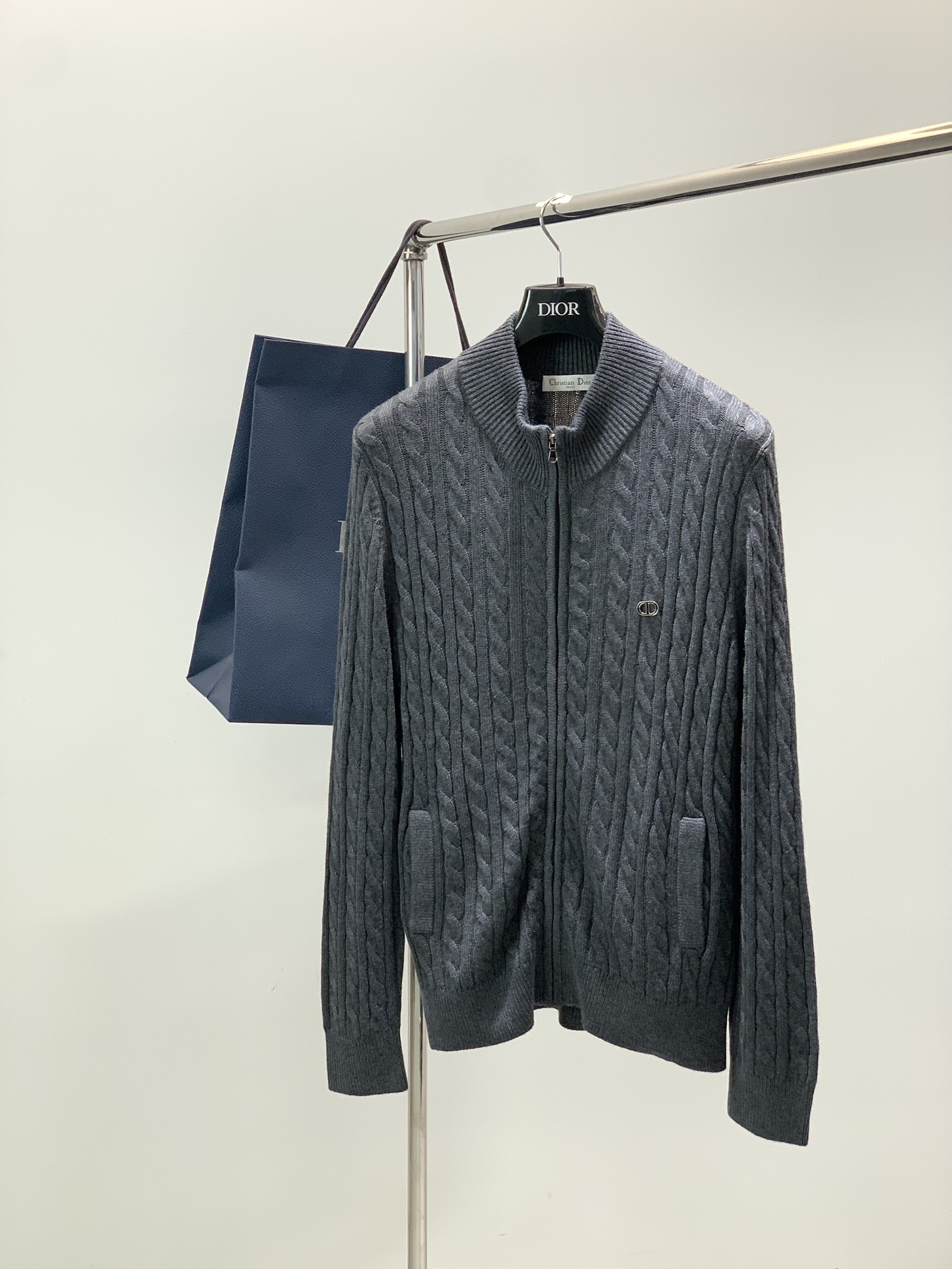 NO:690503,, Dior, 2025 winter new products, available at counters simultaneously, simple and fashionable casual knitted cardigan sweater, original imported fabrics, comfortable and breathable, top knitting technology letter pattern logo, original hardware accessories decoration, extremely high grade, unique design, fashionable and handsome upper body!  2 colors recommended, size M-3Xl, dior, dior, sweaters,19860909,Dior 迪奥, 2025冬季新品,专柜同步有售,简约时尚休闲针织开衫毛衣,原版进口面料,舒适透气,顶级针织工艺字母图案logo,原版五金辅料装饰,档次极高,独特设计,上身时尚帅气！2色推荐,码数M-3Xl,,dior,dior,sweaters,,Men's clothing