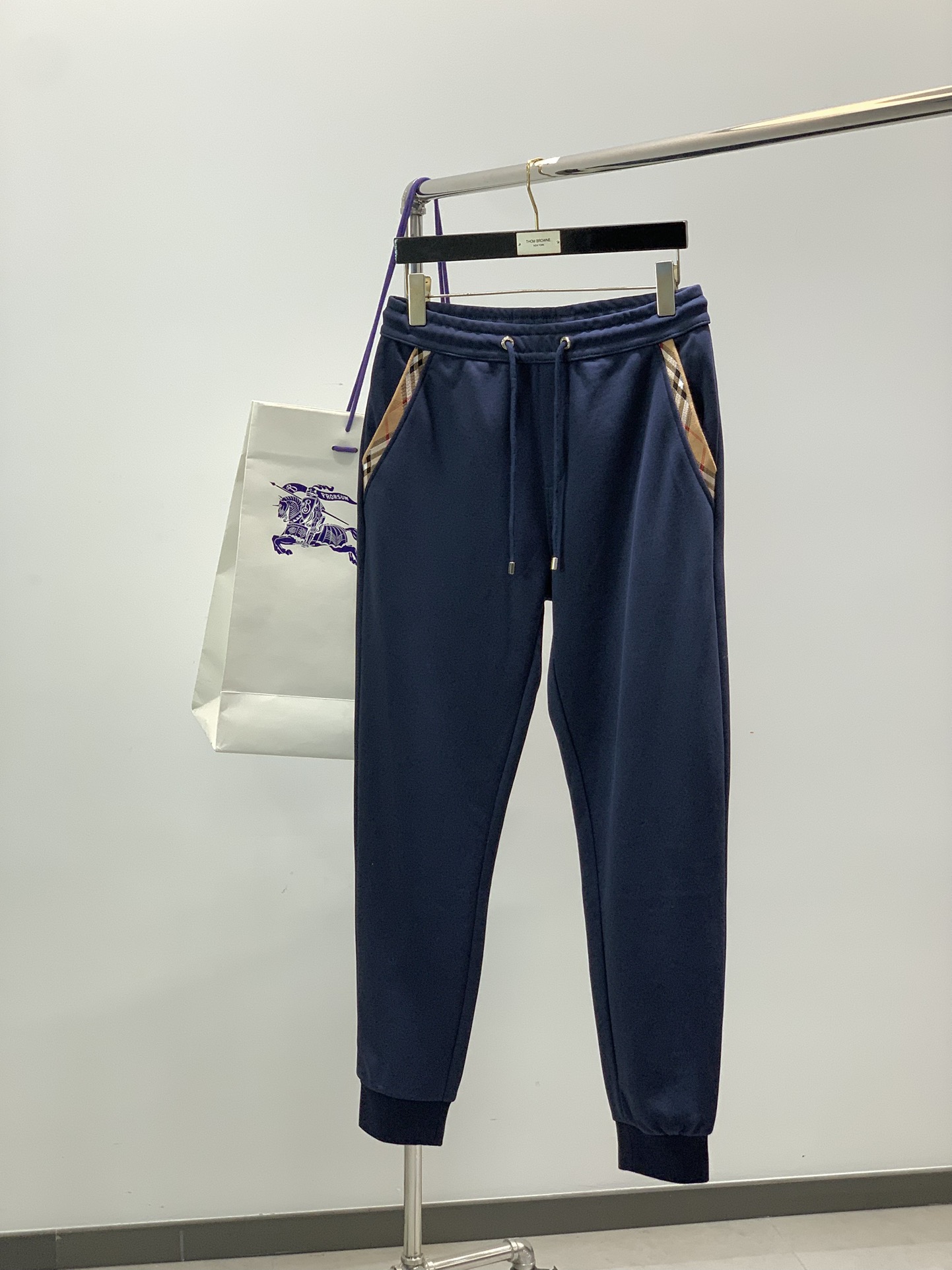 NO:650954,Clothes, pants P, Burberry, the latest autumn products, available at the counter simultaneously, original goods, fashionable casual hooded suit, imported original fabrics, upper body comfortable and breathable, top embroidery technology letter pattern decoration logo, original hardware accessories decoration, extremely high grade, comfortable and versatile, upper body handsome, 3 colors recommended, size M-3Xl,, burberry, burberry, hats, alexander wang19860909衣服,裤子P,Burberry 巴宝莉,秋季最新品,专柜同步有售,原单狠货,时尚休闲连帽套装,进口原版面料,上身舒适透气,顶级刺绣工艺字母图案装饰logo,原版五金辅料装饰,档次极高,舒适百搭,上身帅气十足,3色推荐,码数M-3Xl,,burberry,burberry,hats,alexander wang,Men's clothing