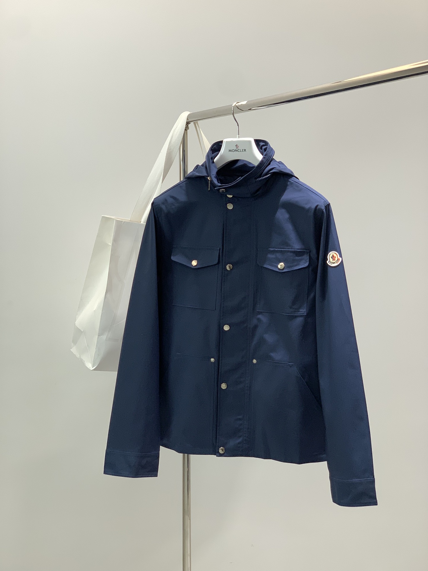 NO:650976,, Moncler muzzle, latest autumn products, available at counters simultaneously, original order, fashionable and casual hooded jacket, comfortable for the upper body!  Eye-catching and bright, it uses imported original fabrics, top-notch embroidery crafts letter pattern logo, original hardware accessories decoration, simple yet stylish, fashionable and handsome upper body, 3 colors recommended, size M-3XL, Moncler, jackets & coats, hats, alexander wang19860909,Moncler 蒙口,秋季最新品,专柜同步有售,原单狠货,时尚休闲连帽外套,上身舒适！吸睛而有亮点,采用进口原版面料,顶级刺绣工艺字母图案logo,原版五金辅料装饰,简单而不失时尚,上身时尚帅气,3色推荐,码数M-3XL,,Moncler,jackets & coats,hats,alexander wang,Men's clothing