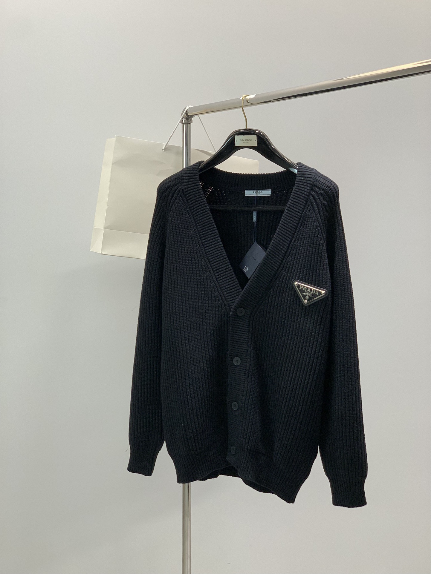 NO:650939,, PRADA, the latest winter products, available at counters simultaneously, fashionable and casual knitted cardigans and sweaters, imported original fabrics, extremely complex workmanship, the only channel that can be used as a purchasing agent, top-grade rubber printing technology letter pattern logo, extremely high-grade, comfortable and versatile, handsome and stylish upper body, size M-3XL,, prada, prada, sweaters, alexander wang19860909,PRADA 普拉达,冬季最新品,专柜同步有售,时尚休闲针织开衫毛衣,进口原版面料,做工极为复杂,唯一可以做代购级别的渠道狠货,顶级印胶工艺字母图案logo,档次极高,舒适百搭,上身帅气有型,码数M-3XL,,prada,prada,sweaters,alexander wang,Men's clothing