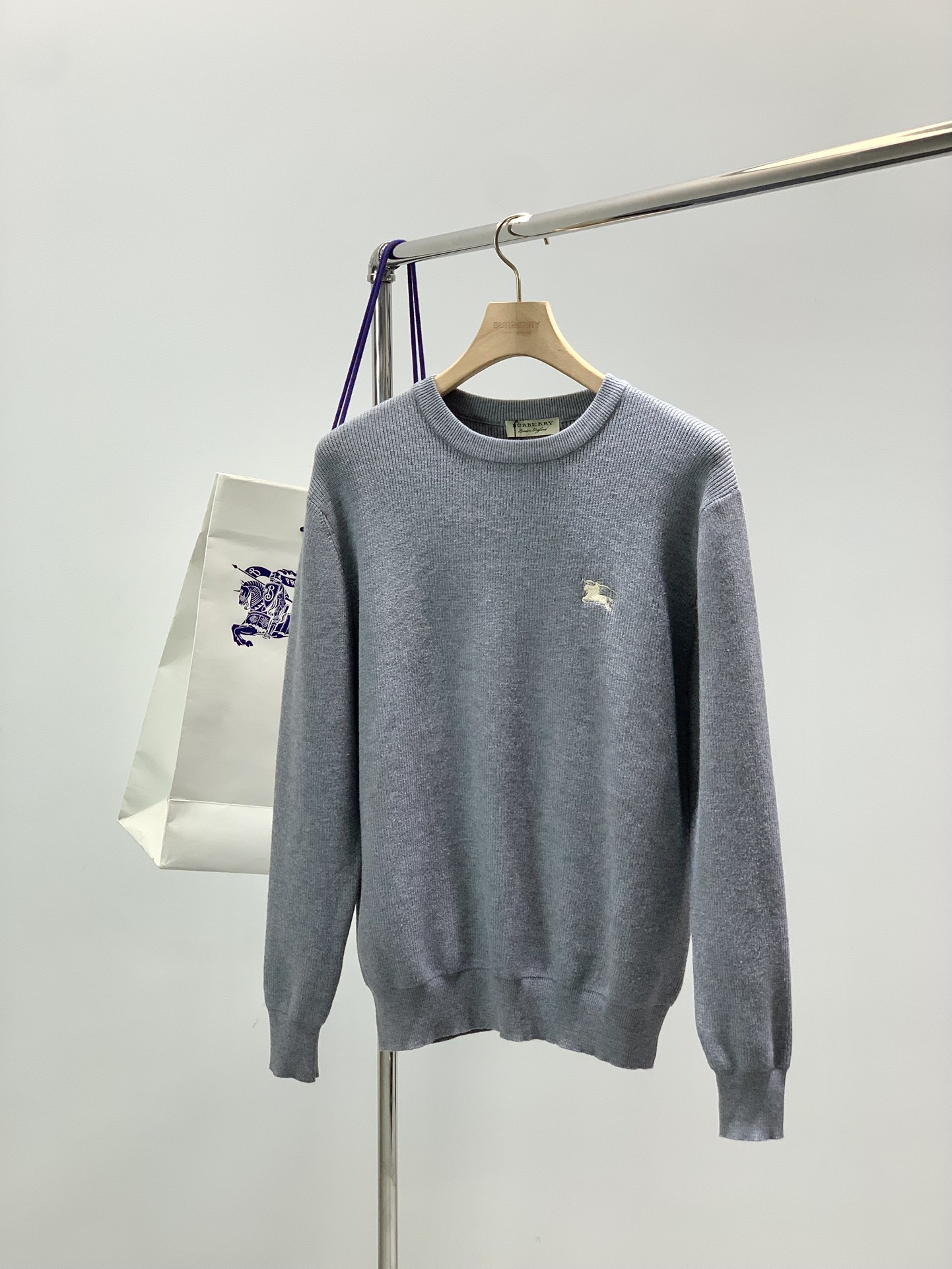 NO:650969,, Burberry, the latest winter products, available at counters simultaneously, original goods, fashionable and casual round-neck knitted sweater, imported original fabrics, the upper body is comfortable and breathable, top-notch embroidery technology letter pattern decoration logo, extremely high grade, comfortable and versatile, the upper body is very handsome, size M-3XL,, burberry, burberry, sweaters, alexander wang19860909,Burberry 巴宝莉,冬季最新品,专柜同步有售,原单狠货,时尚休闲圆领针织毛衣,进口原版面料,上身舒适透气,顶级刺绣工艺字母图案装饰logo,档次极高,舒适百搭,上身帅气十足,码数M-3XL,,burberry,burberry,sweaters,alexander wang,Men's clothing