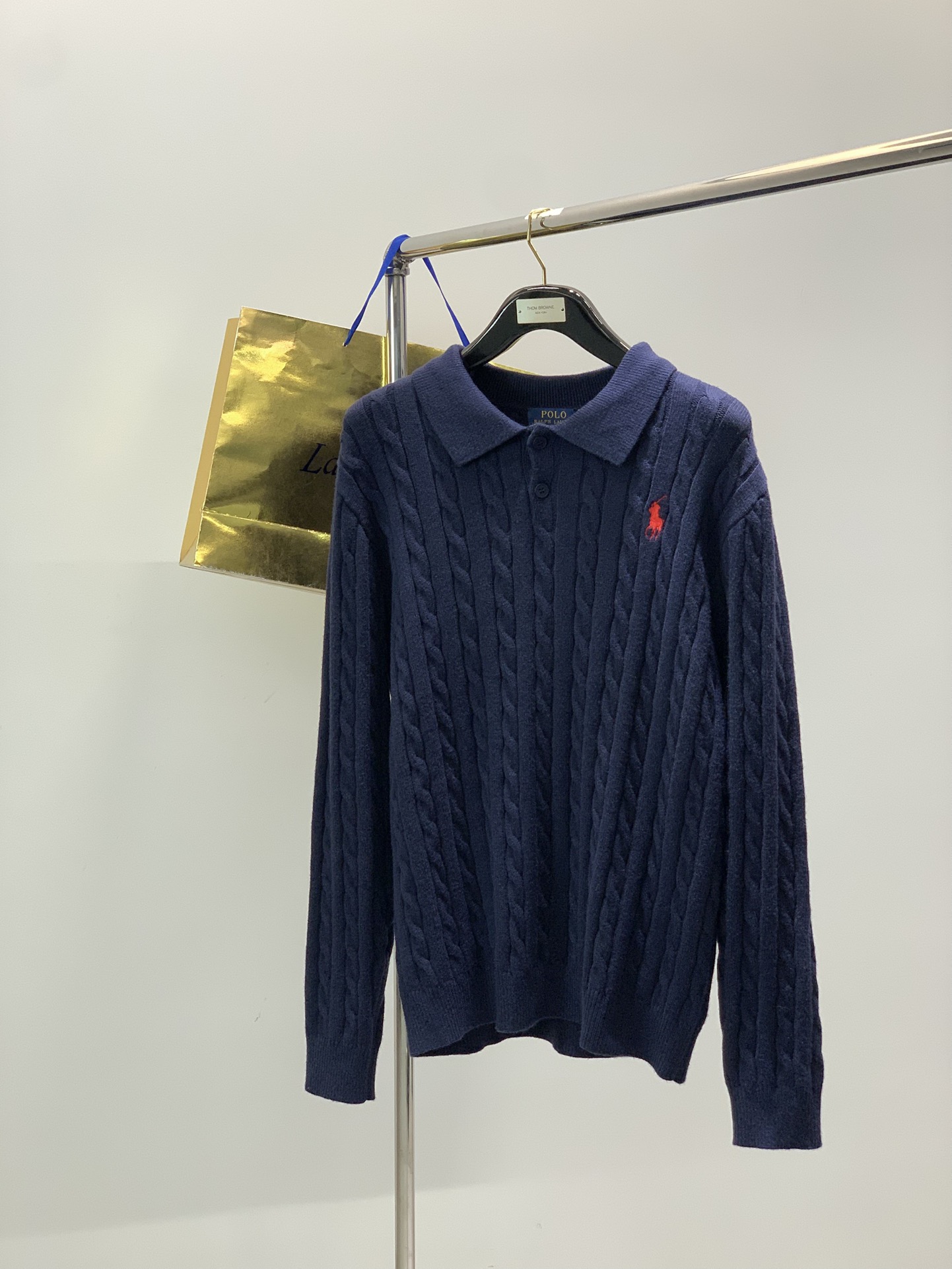 NO:650960,,Ralph Lauren, new winter product, fashionable casual knitted lapel sweater, made of imported original fabrics, exquisite embroidery crafts letter pattern decoration logo, simple yet fashionable, extremely high-grade, comfortable and versatile, handsome and stylish upper body!  2 colors recommended, size M-3XL, loro piana, sweaters, alexander wang19860909,Ralph Lauren 拉夫劳伦,冬季新品,时尚休闲针织翻领毛衣,采用进口原版面料,精致刺绣工艺字母图案装饰logo,简单而不失时尚,档次极高,舒适百搭,上身帅气有型！2色推荐,码数M-3XL,,loro piana,sweaters,alexander wang,Men's clothing