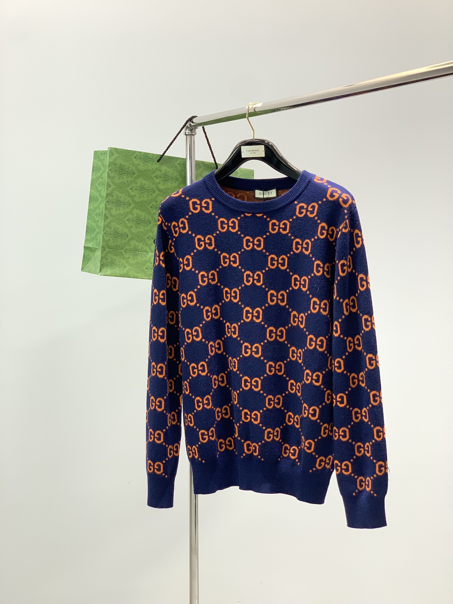 NO:650932,, Gucci, the latest winter style, available at counters simultaneously, original order, fashionable and casual round neck long-sleeved knitted sweater, the upper body is very unique!  Eye-catching and bright, imported original fabrics, top knitting craftsmanship letter pattern decoration logo, simple yet fashionable, classic atmosphere, comfortable and breathable, handsome and stylish upper body, 2 colors recommended, size M-3XL,, gucci, gucci, sweaters, alexander wang19860909,Gucci 古驰,冬季最新款,专柜同步有售,原单狠货,时尚休闲圆领长袖针织毛衣,上身很有特点！吸睛而有亮点,进口原版面料,顶级针织工艺字母图案装饰Logo,简单而不失时尚,经典大气,舒适透气,上身帅气有型,2色推荐,码数M-3XL,,gucci,gucci,sweaters,alexander wang,Men's clothing