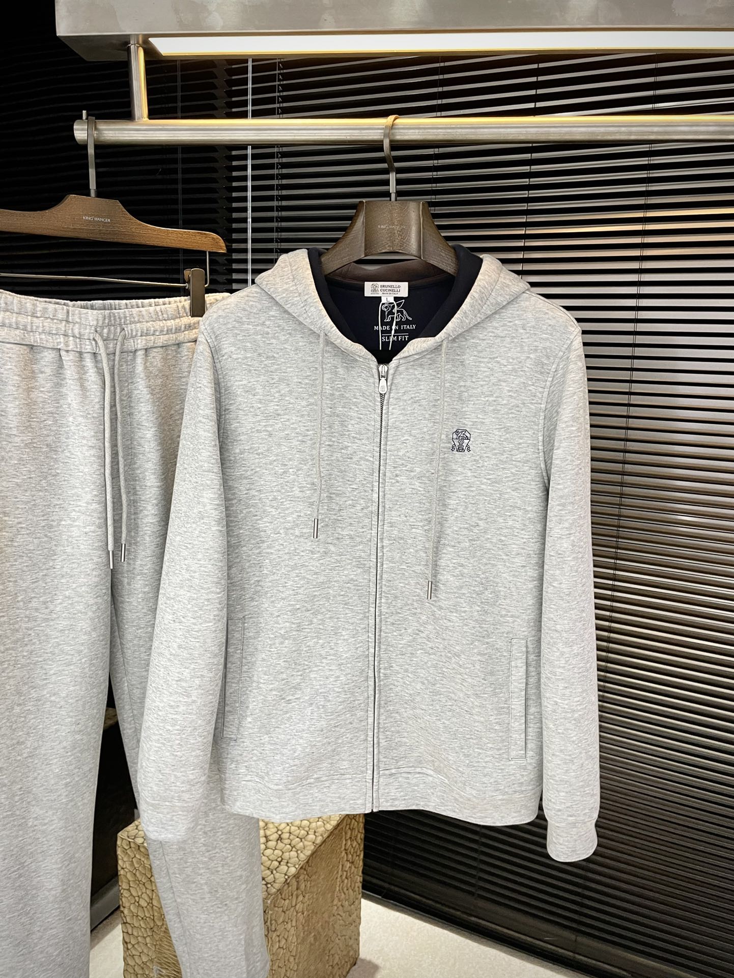 NO:650886,Sold as a set without dismantling P BC highly recommended!  The new products for autumn and winter 2025 are full of style, the upper body is very good, super stylish, and it is definitely a weapon to attract repeat visits!  Fashionable suit. Made of imported plain fiber fabric, with good comfort and exquisite workmanship!  Casual and handsome European and American style!  Smooth and neat, the upper body is straight and stylish, fashionable and handsome, a full sportsman image!  Size M-3XL,,alexander wang19860909一套不拆卖 P  BC 重磅推荐！2025秋冬新品 十足腔调 上身非常的赞 超有型 绝对是吸引回头率的利器！时尚潮流套装.采用进口素纤维面料,舒适度好,车工精湛！随性帅气的欧美调调！流畅利落 上身挺括有型,时尚又帅气,十足的型男形象！尺码 M-3XL,,alexander wang,Men's clothing