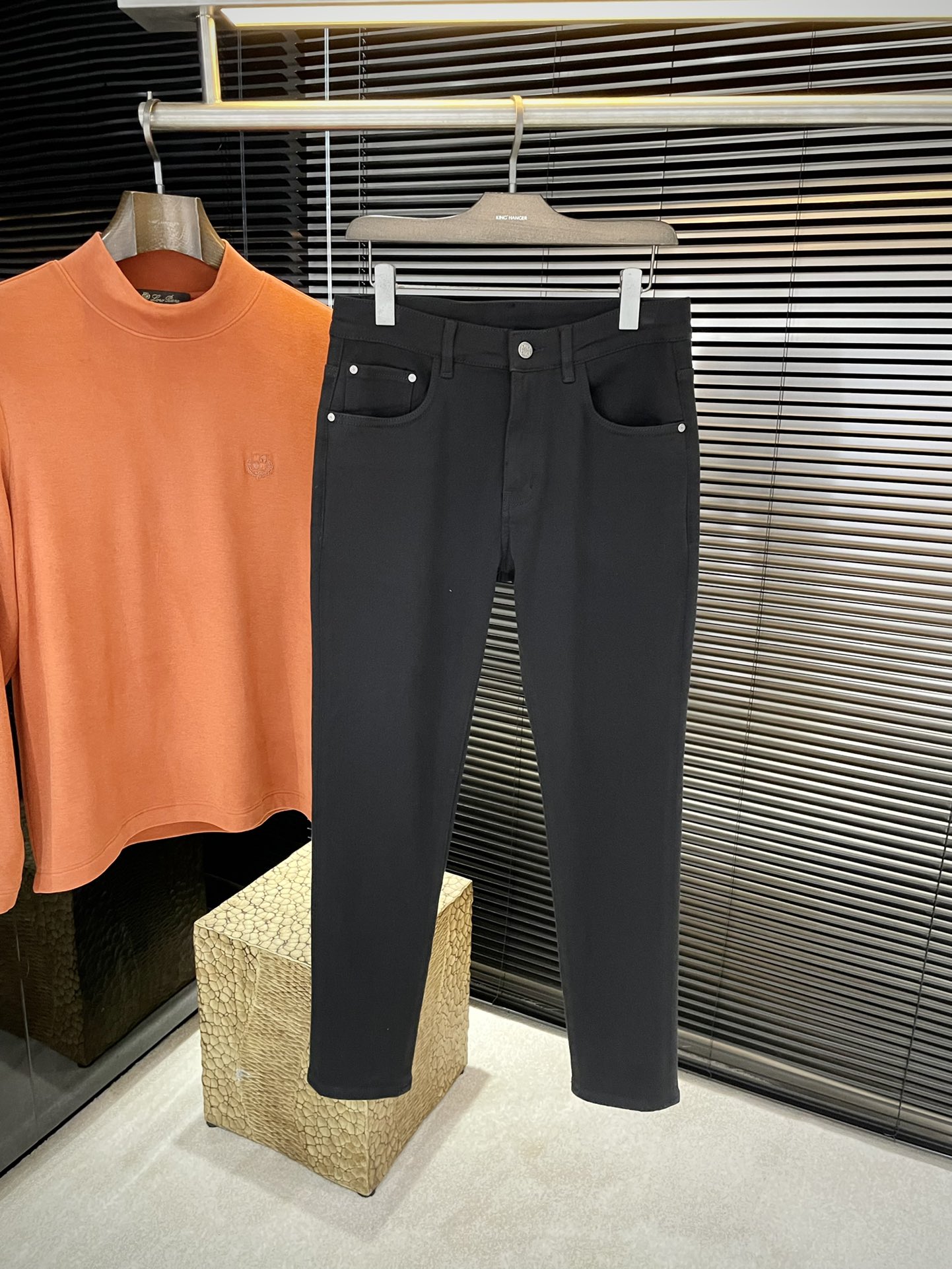 NO:650818,P Loew (Luoyi) 2025 new autumn jeans imported Italian high-end denim fabrics, fashionable and casual, regular fit, micro-elastic fabric, the fabric is comfortable and soft, breaking the feel of conventional denim fabrics, not stuffy, and very comfortable. Casual and versatile, long-term washing does not deform, the upper body effect is excellent. Generous and elegant tailoring, the design is constantly innovating but always maintains a noble and elegant style and taste, interpreting fashion charm, small straight version, fashionable products, counter size  29-38 (37),,loewe,loewe,jeans,alexander wang19860909P  Loew（罗意）2025秋季新款牛仔裤 进口意大利高定牛仔面料 时尚休闲 常规版型 微弹力面料 面料舒适柔软,突破常规牛仔的面料手感,不闷热,舒适感极佳.随意百搭 久洗不变形 上身效果极佳.大方优雅的剪裁,设计不断创新却始终保持着高贵优雅的风格和品位 演绎时尚魅惑 版型小直筒 时尚佳品 专柜码数 29-38（37）,,loewe,loewe,jeans,alexander wang,Men's clothing